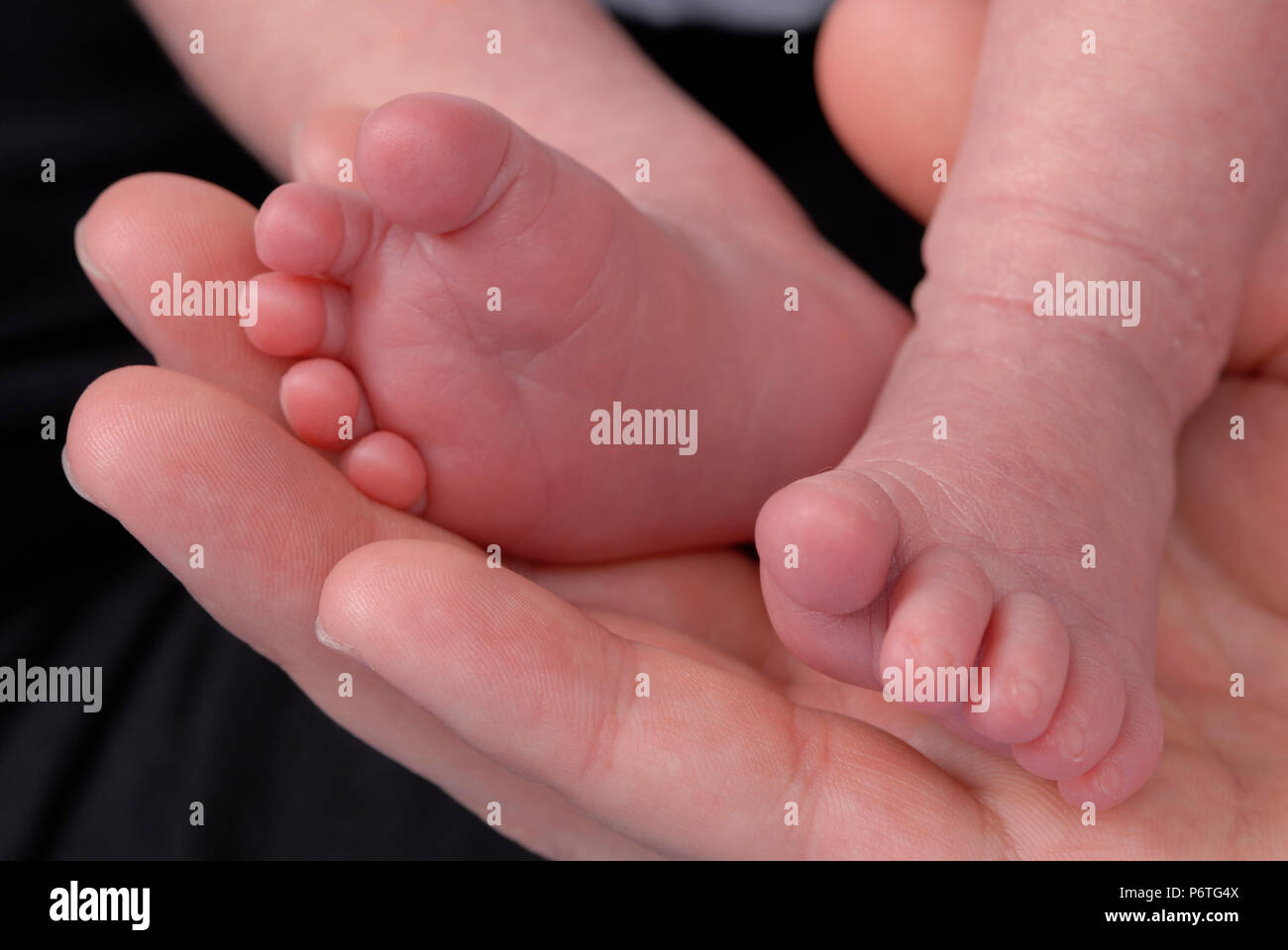 Close up i neonati piccoli piedini Foto Stock
