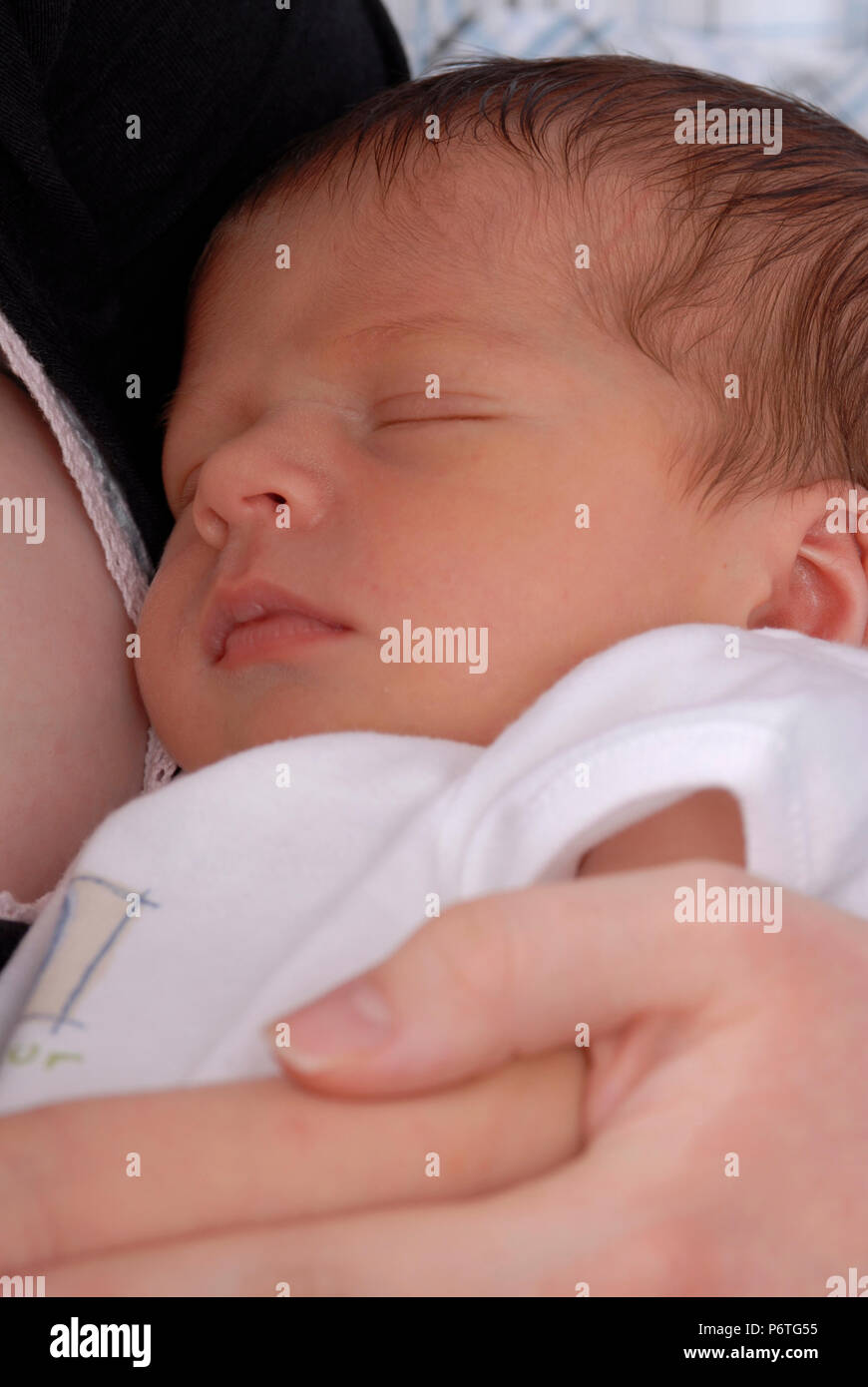 Close up del neonato essendo trattenuto Foto Stock