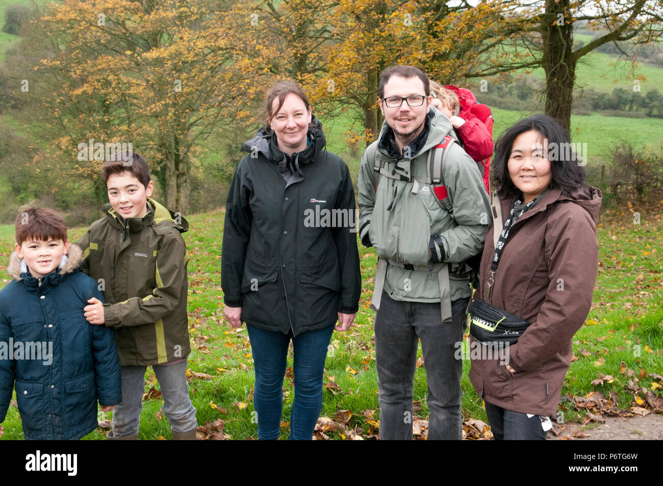 Ritratto di giovane famiglia fuori con gli amici, passeggiate in campagna, multirazziale gruppo Foto Stock