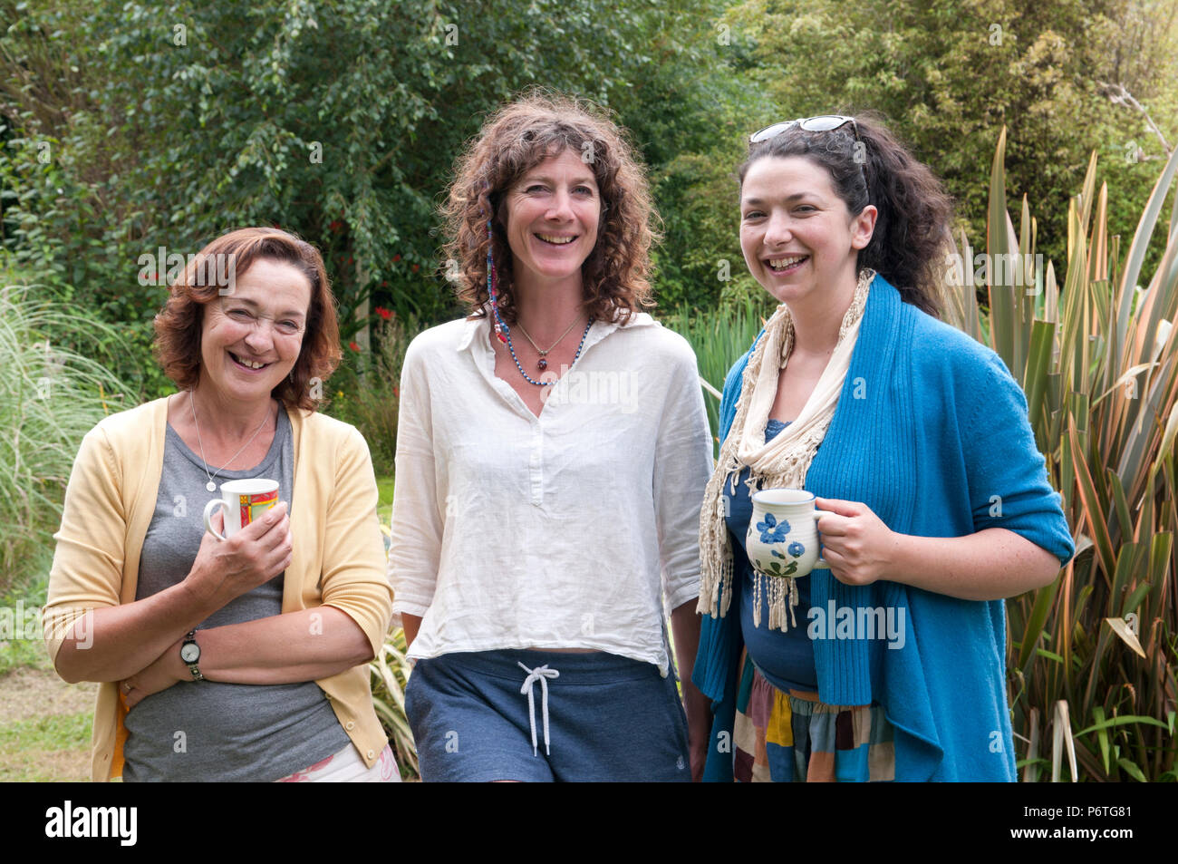 Il gruppo di donne guardando la telecamera sorridente Foto Stock