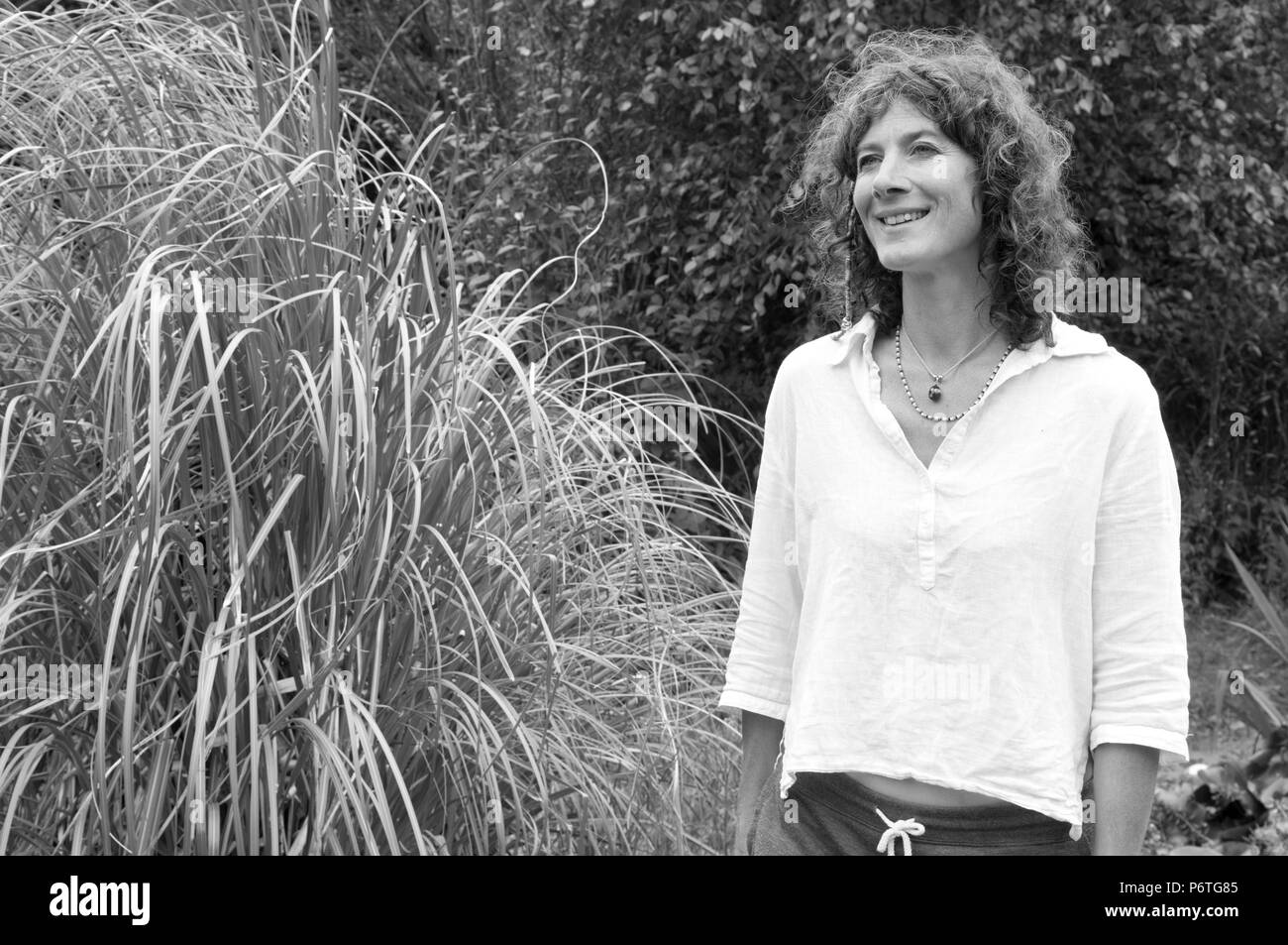 Bianco e nero ritratto di donna nella sua quarantina sorridente Foto Stock