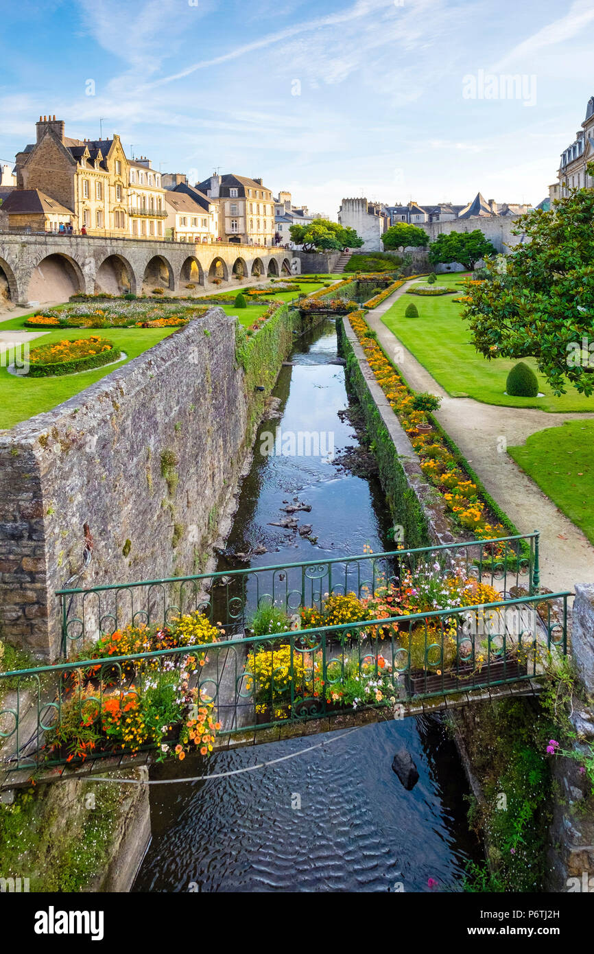 Francia, Brittany (Bretagne), dipartimento di Morbihan, Vannes. La Marle fiume scorre attraverso il Jardins des Remparts giardini di fronte Chateau de l'Hermine. Foto Stock
