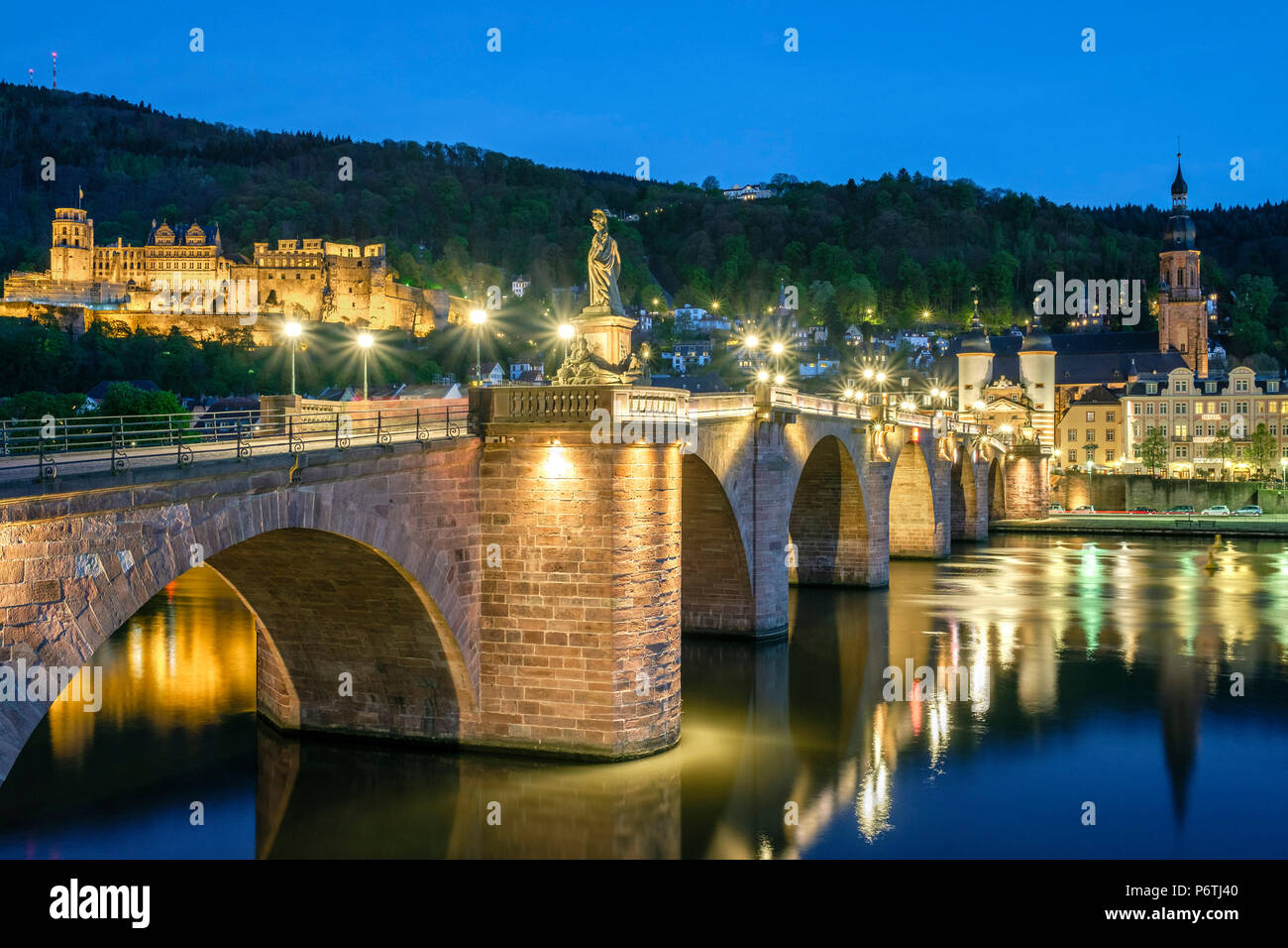 Germania, Baden-WÃ¼rttemberg, Heidelberg. Alte Brucke (ponte vecchio) e Schloss Heidelberg Castle sul fiume Neckar di notte. Foto Stock