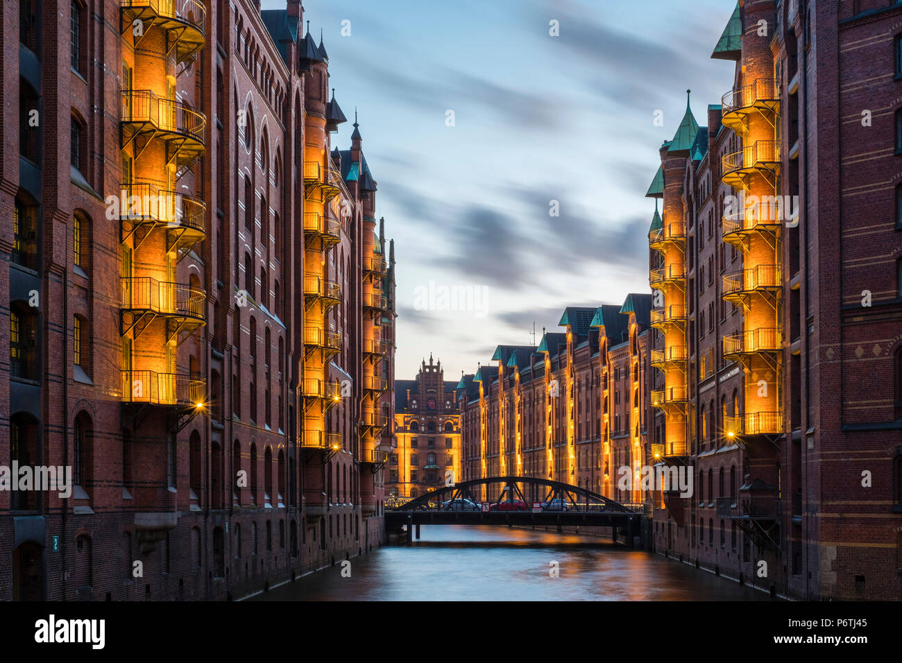 Germania, Amburgo, HafenCity. Magazzini storico sul canal Wandrahmsfleet nella Speicherstadt trimestre al crepuscolo, Sito Patrimonio Mondiale dell'UNESCO. Foto Stock