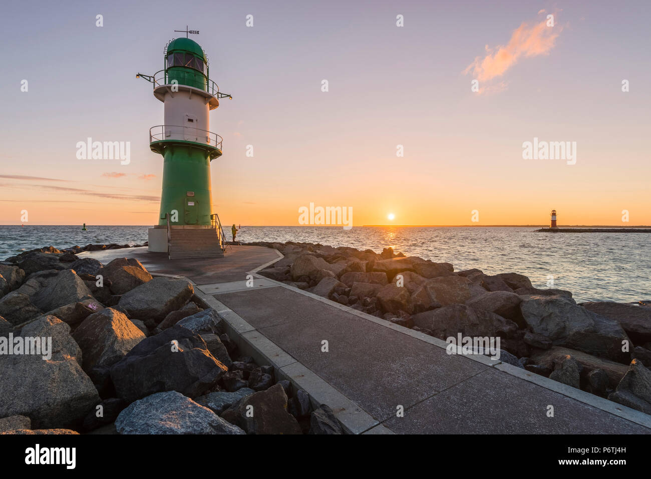 WarnemÃ¼Nde, Rostock distretto, costa baltica, Meclemburgo-Pomerania Occidentale, Germania. Il molo del faro di sunrise. Foto Stock