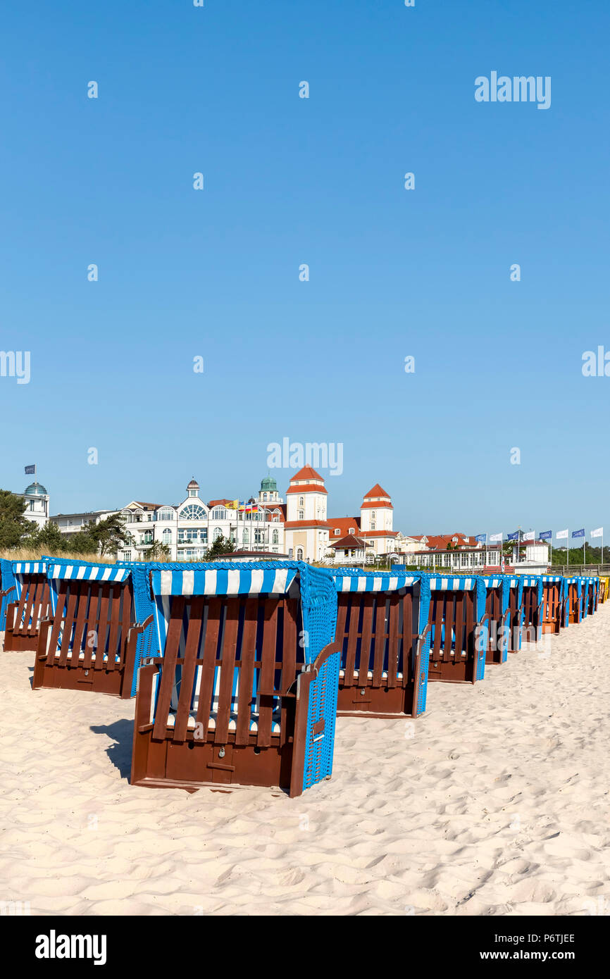 Spiaggia e cesti, Kurhaus Binz, RÃ¼gen Isola, Meclemburgo-Pomerania Occidentale, Germania Foto Stock