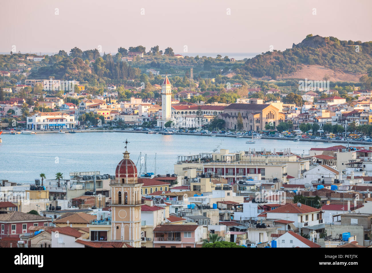 La citta' di Zakynthons e il porto al tramonto, Zante, Grecia Foto Stock