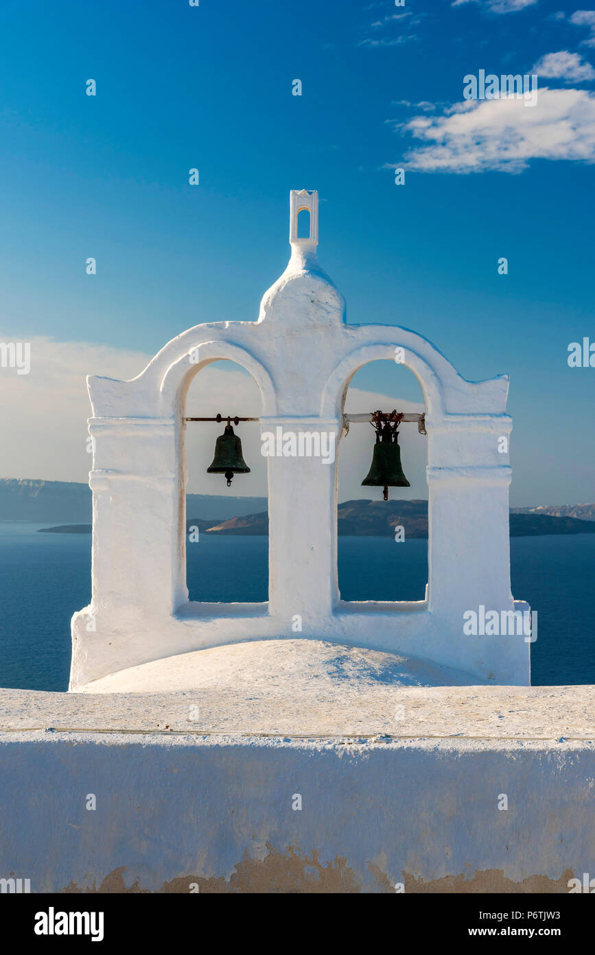 Bianco tradizionale belfry, Oia - Santorini, Egeo Meridionale, Grecia Foto Stock