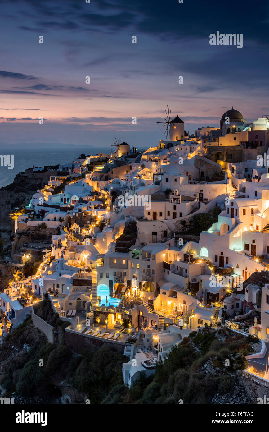 Vista notturna di Oia - Santorini, Egeo Meridionale, Grecia Foto Stock