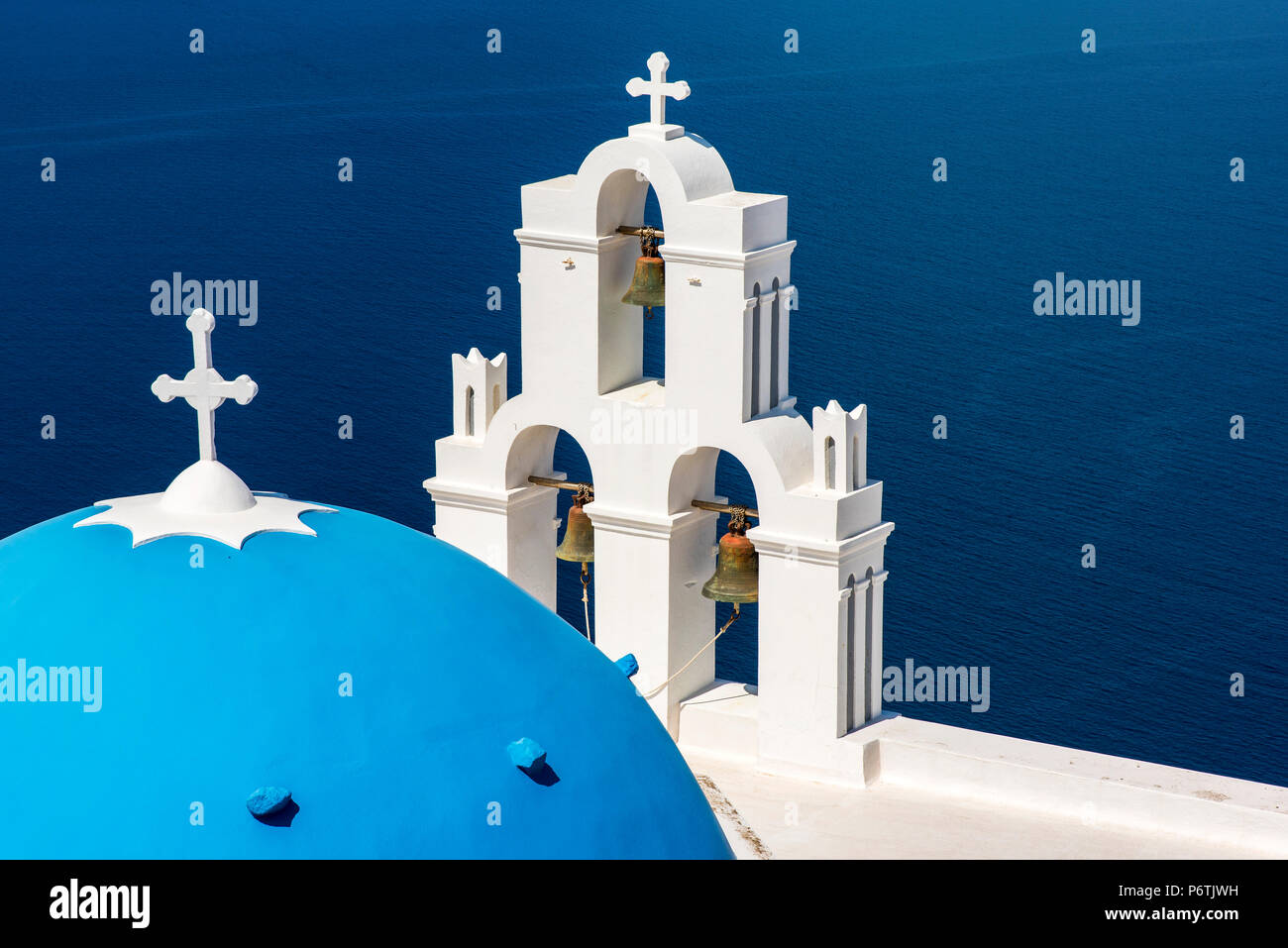 Tre campane di Fira con cupola blu, Fira, Santorini, Egeo Meridionale, Grecia Foto Stock