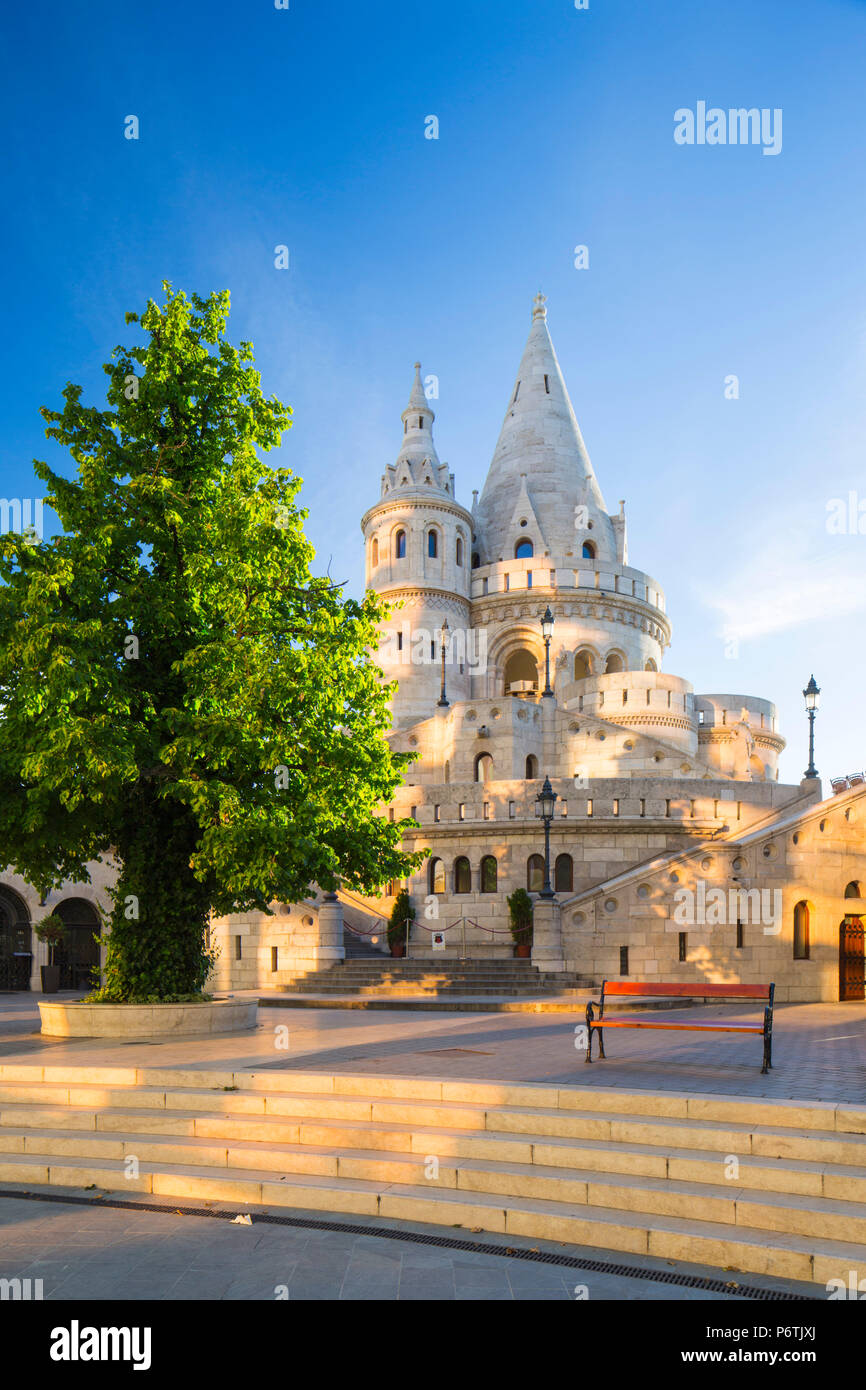 Ungheria Ungheria centrale, Budapest. Bastione del Pescatore che prende il nome dalla corporazione dei Pescatori responsabile per la difesa di questo tratto della città durante il Medioevo. Foto Stock