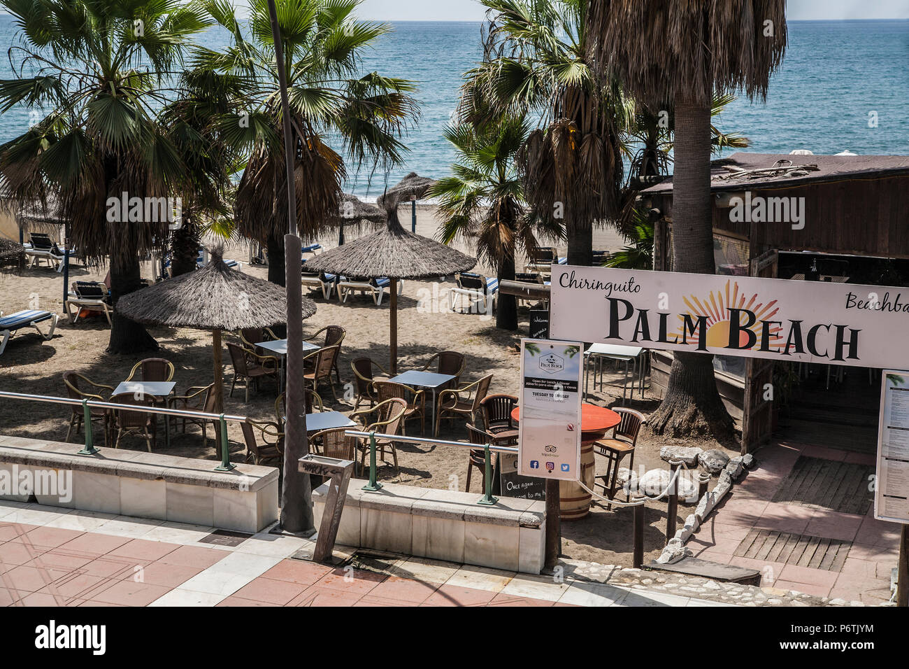Chiringuito, un bar sulla spiaggia a Playa Dorada Beach, Estepona Foto Stock
