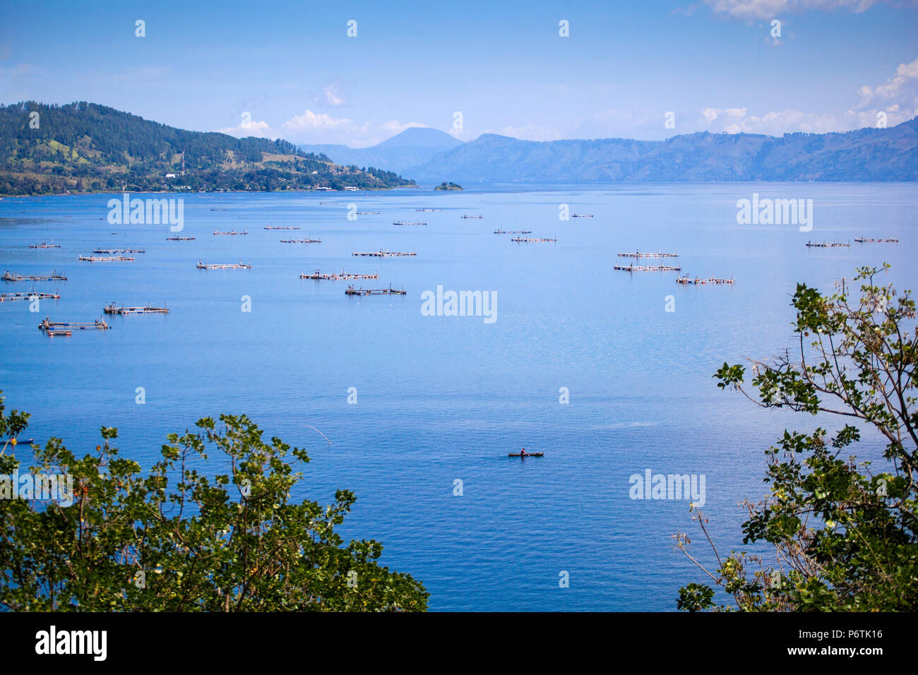 Indonesia, Sumatra, isola di Samosir, Lago Toba, guardando verso Siallagan village, Ambarita Foto Stock