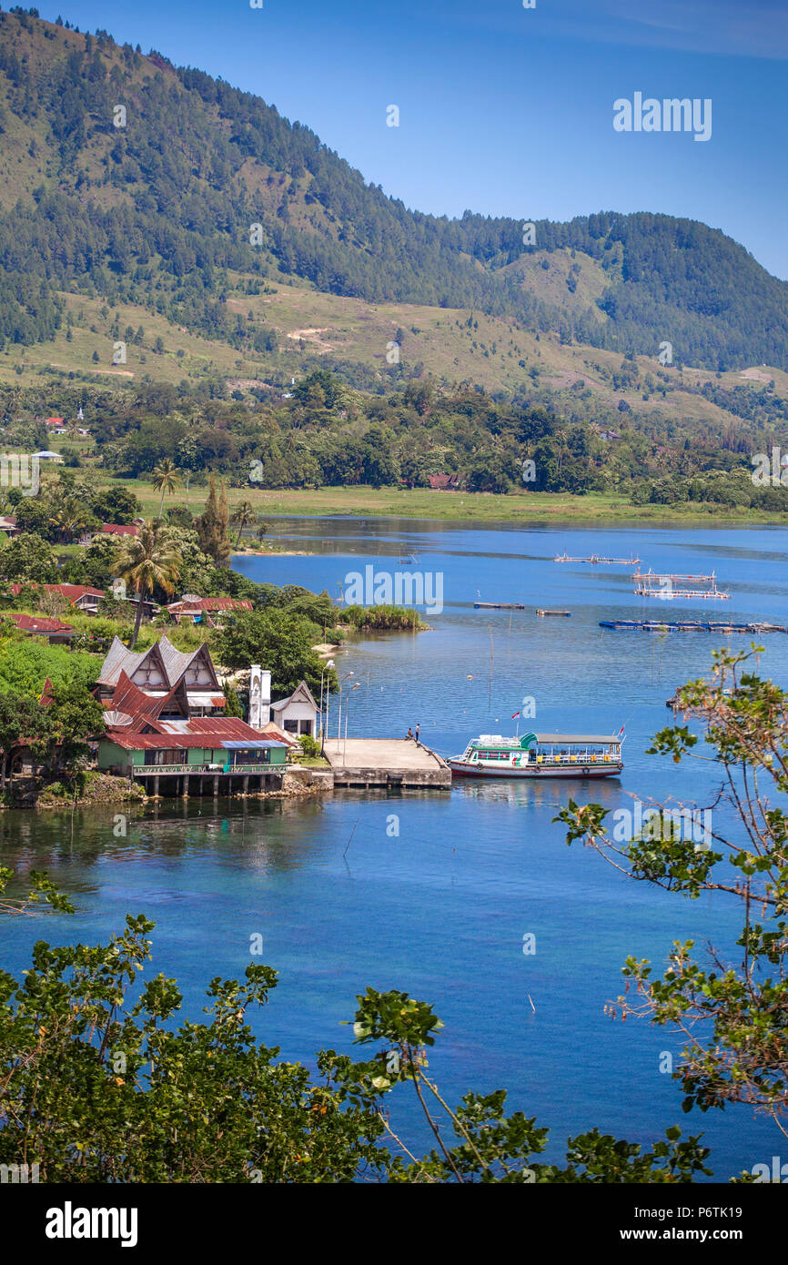 Indonesia, Sumatra, isola di Samosir, Lago Toba, guardando verso Siallagan village, Ambarita Foto Stock