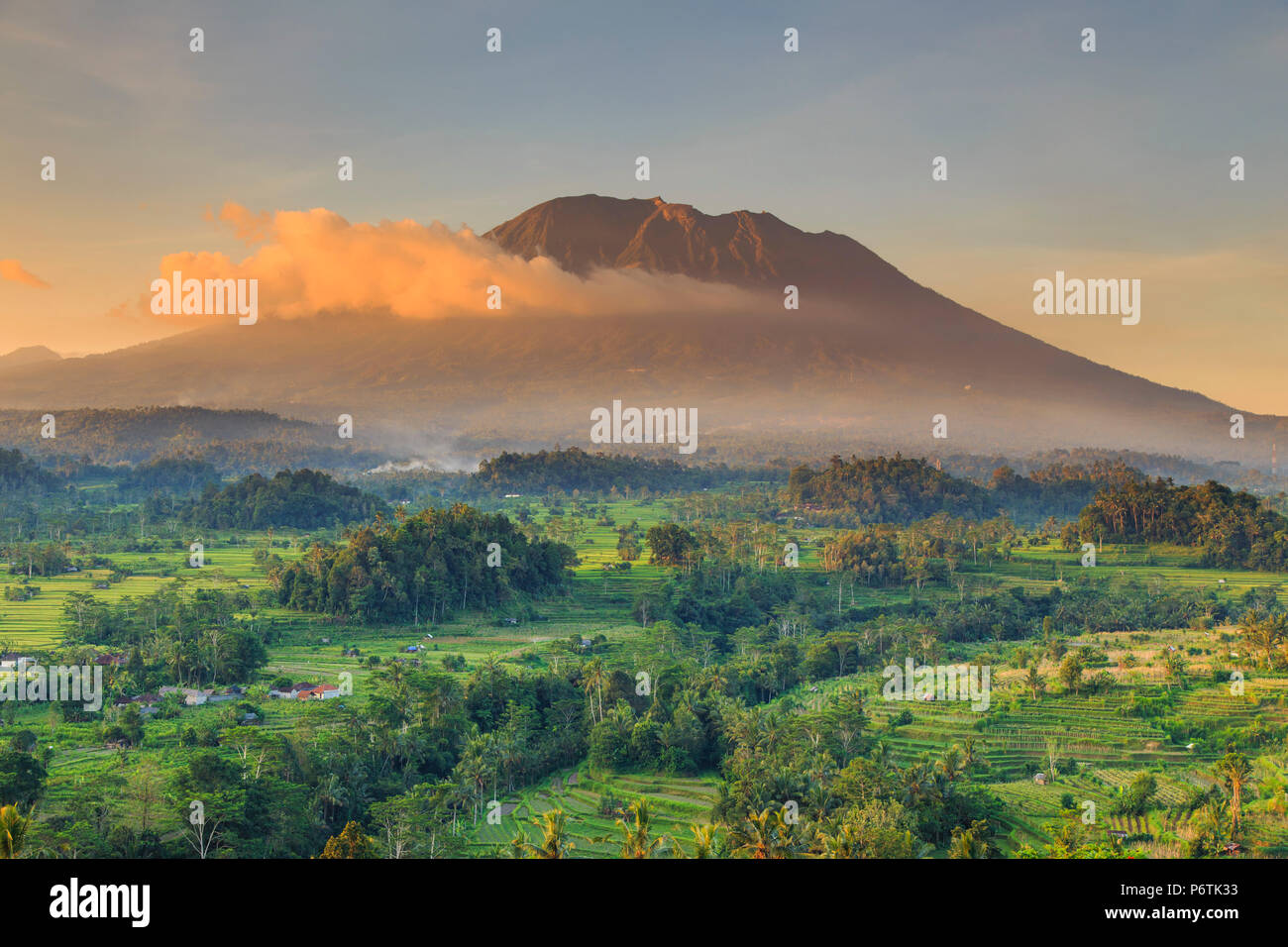 Indonesia, Bali, Sidemen, Sidemen Valley e Gunung Agung Vulcano Foto Stock