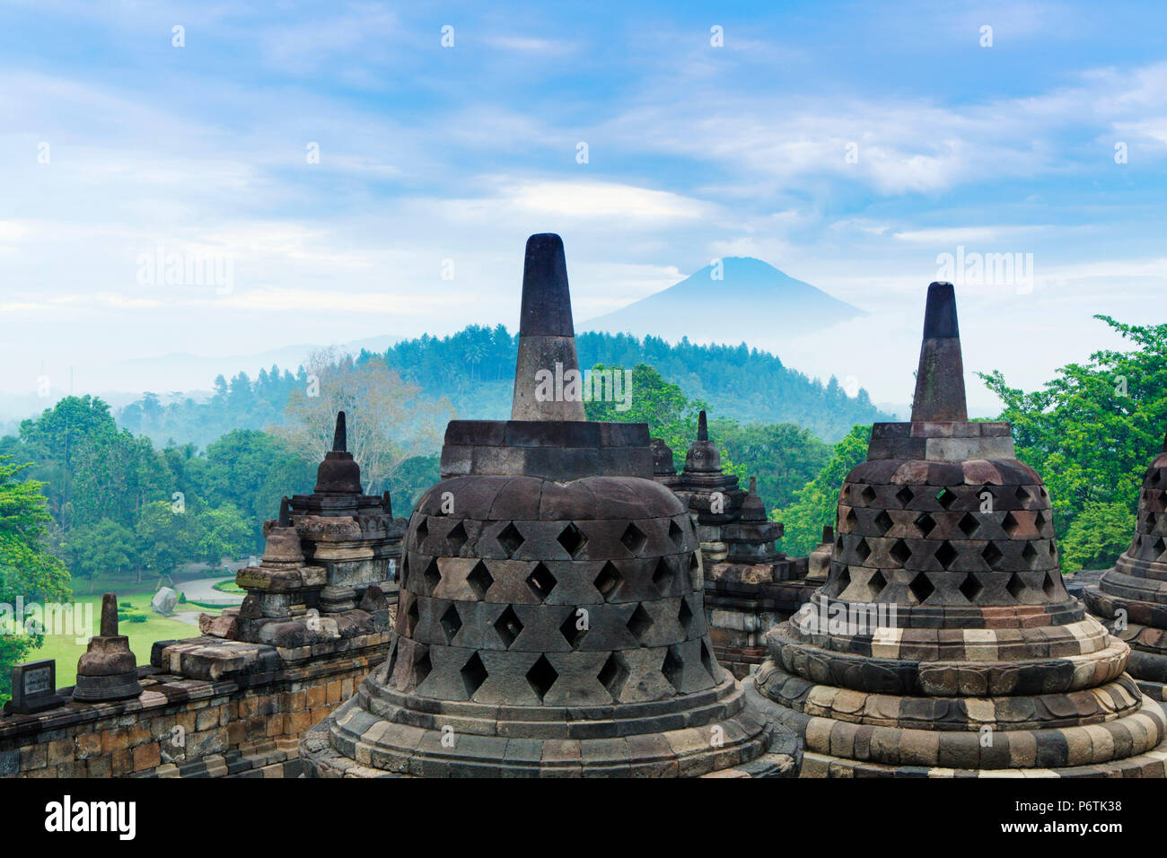 Asia, Indonesia, Java, Yogyakarta, Magelang, il Borobudur, o Barabudur, un 9th-secolo Mahayana tempio buddista e sito Patrimonio Mondiale dell'UNESCO, giant campane ciascuna contenente un Buddha Foto Stock