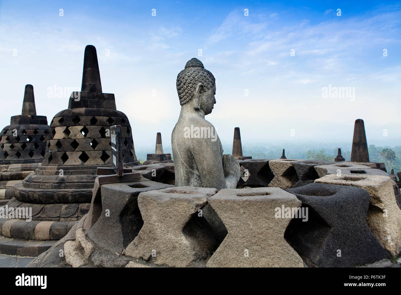Asia, Indonesia, Java, Yogyakarta, Magelang, il Borobudur, o Barabudur, un 9th-secolo Mahayana tempio buddista e sito Patrimonio Mondiale dell'UNESCO, giant campane ciascuna contenente un Buddha Foto Stock