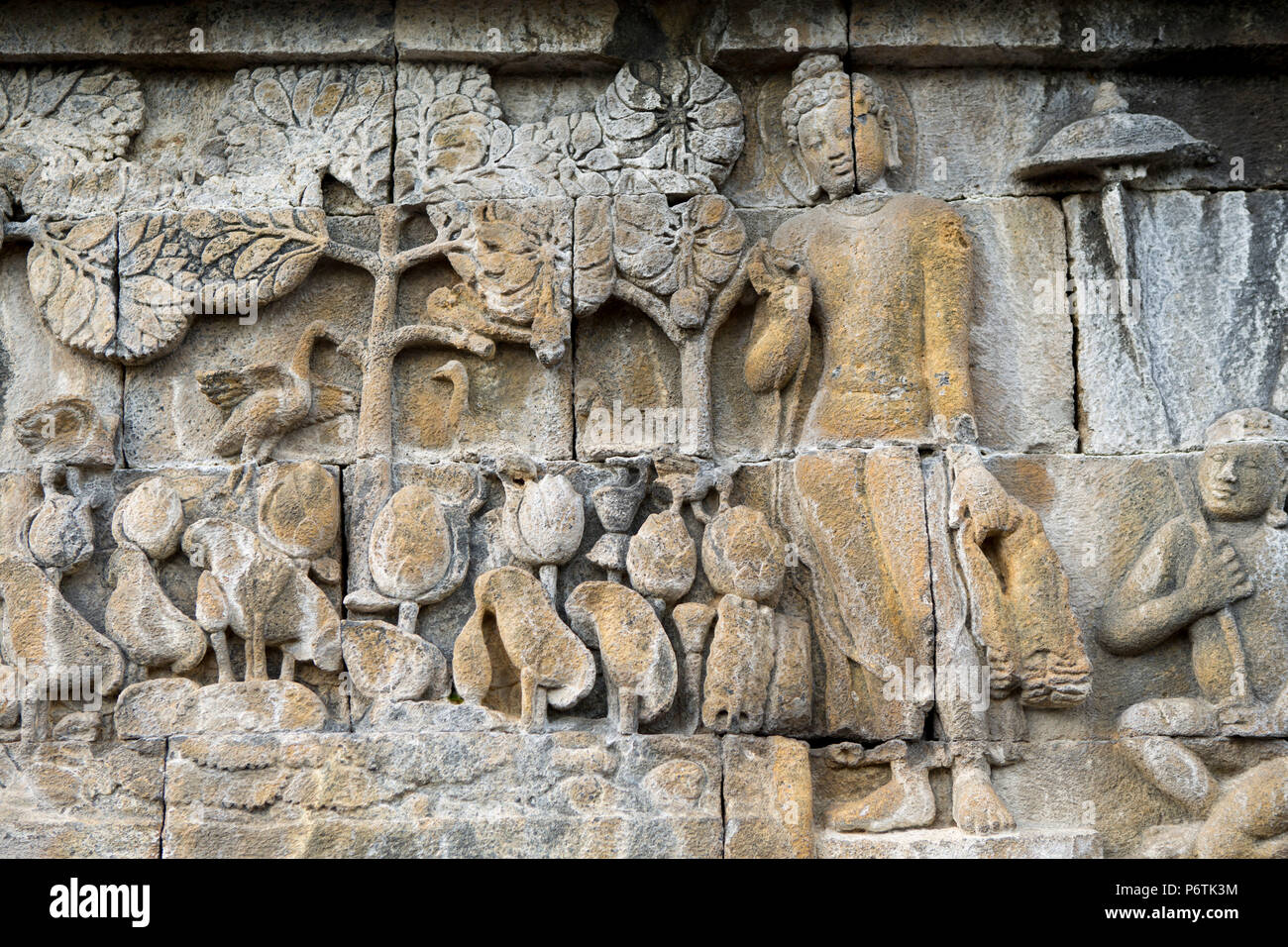 Asia, Indonesia, Java, Yogyakarta, Magelang, il Borobudur, o Barabudur, un 9th-secolo Mahayana tempio buddista e sito Patrimonio Mondiale dell'UNESCO, tempio fregio raffigurante una scena da uno della vita di Buddha Foto Stock
