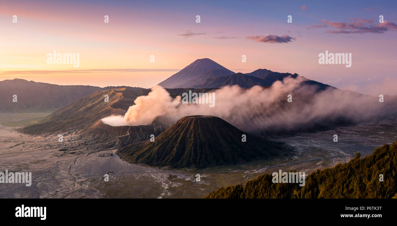 Java, Indonesia, sud-est asiatico. Angolo di alta vista del Monte Bromo a sunrise. Foto Stock