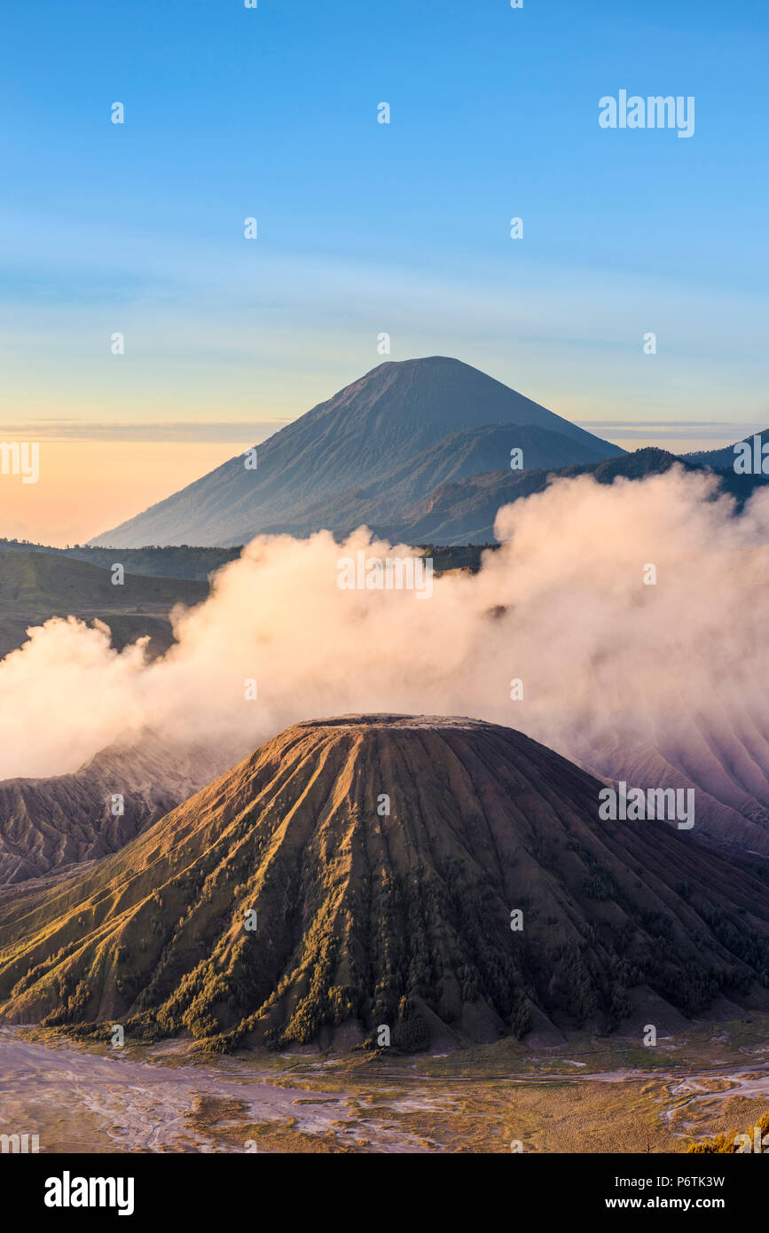 Java, Indonesia, sud-est asiatico. Angolo di alta vista del Monte Bromo a sunrise. Foto Stock