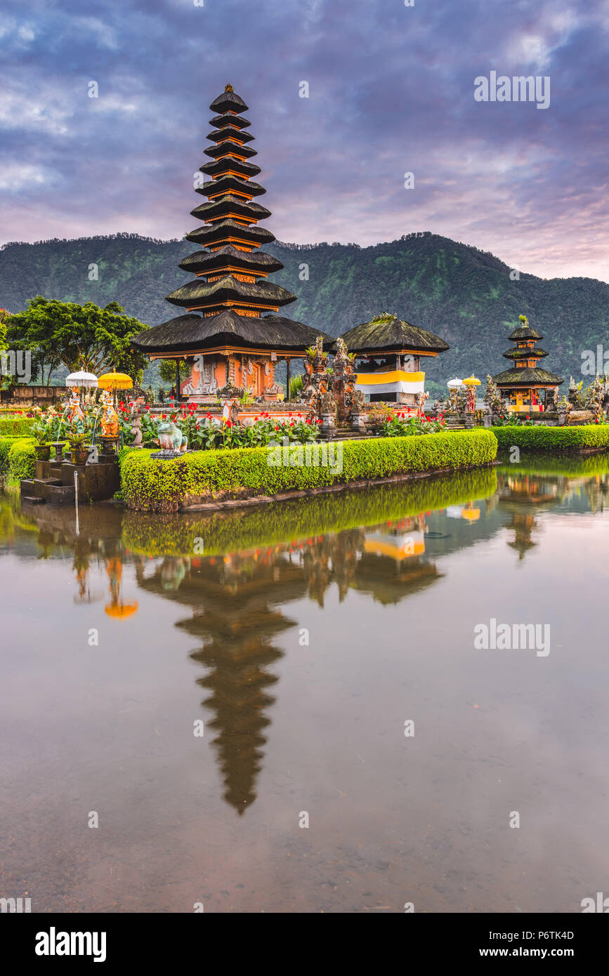 Bali, Indonesia, sud-est asiatico. Pura Ulun Danu Bratan tempio dell'acqua in corrispondenza del bordo del lago Bratan. Foto Stock