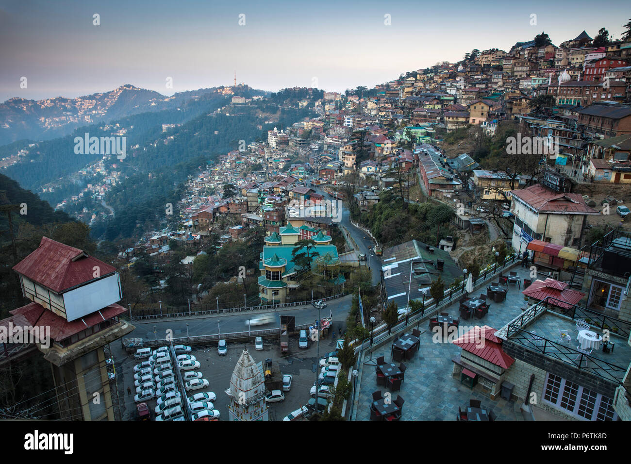India, Himachal Pradesh, Shimla, vista di Doegar hotel terrazza, Cart Road, la città e le colline circostanti Foto Stock