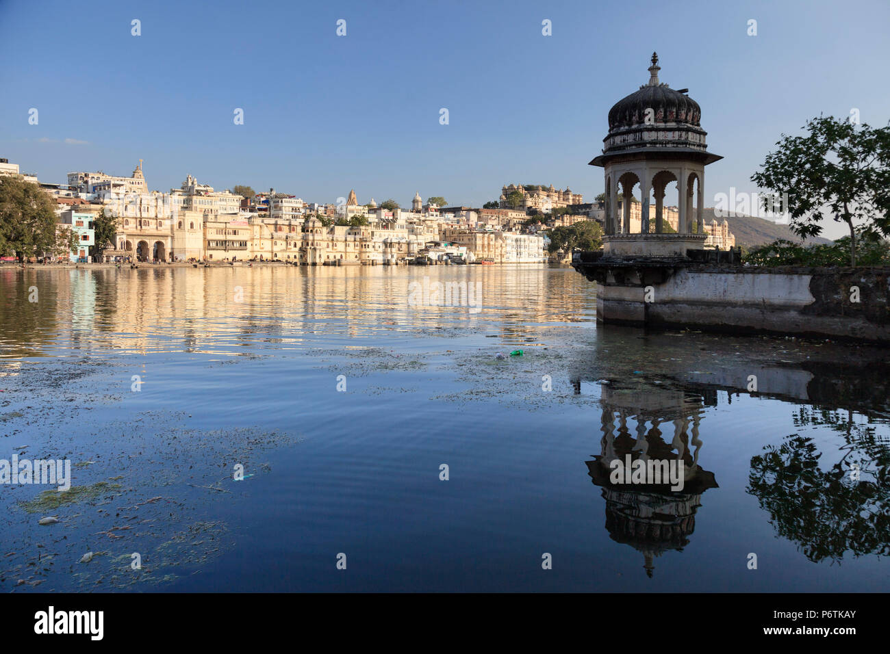 India Rajasthan, Udaipur, vista di Lal Ghat e Palazzo di Città complessa Foto Stock
