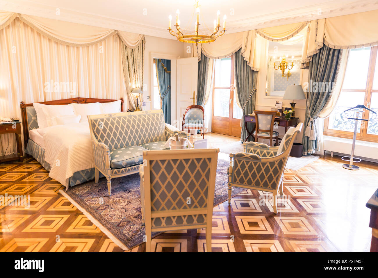 Il bianco e il Verde Luxury Hotel Bedroom Suite Foto Stock
