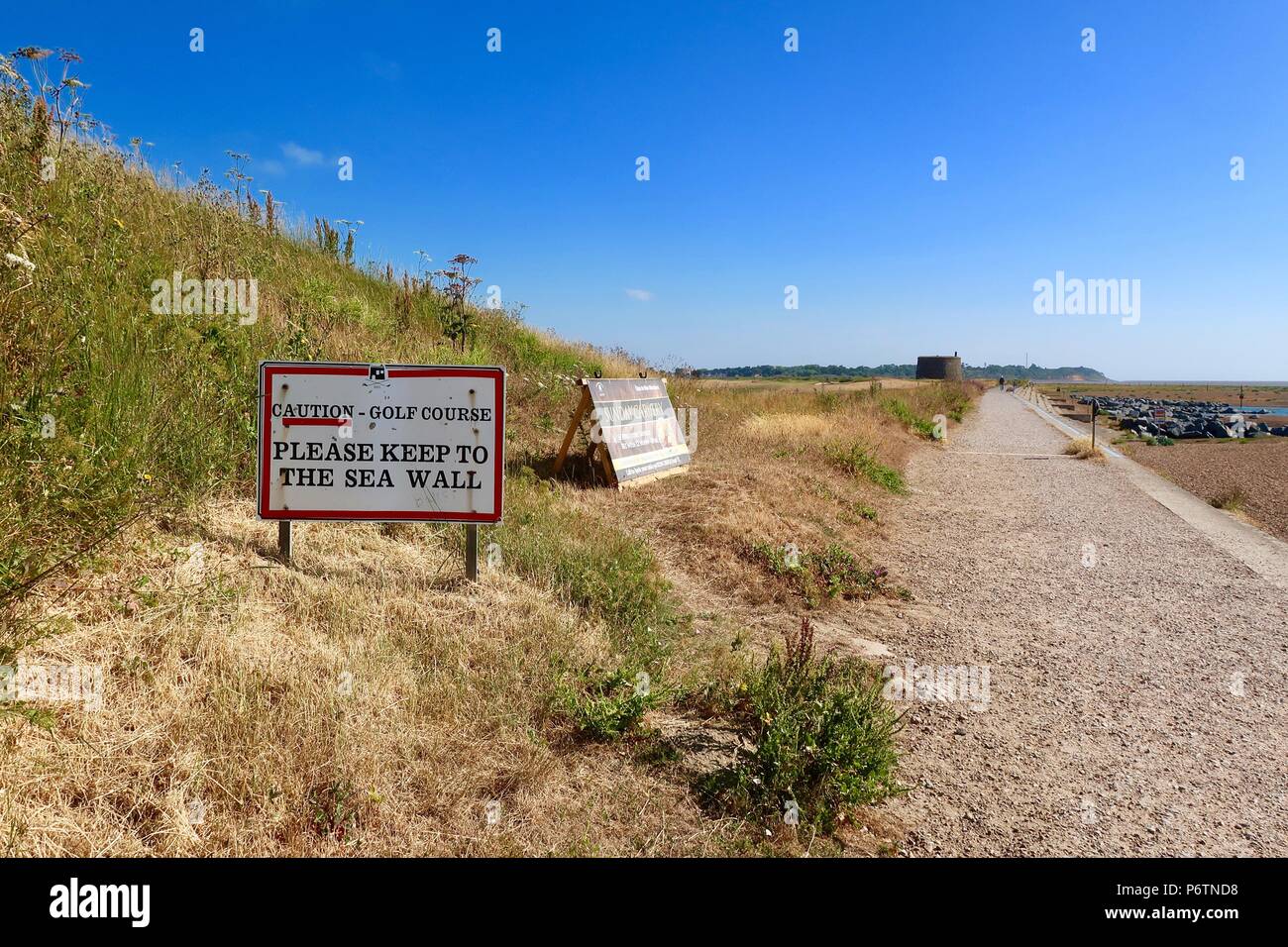 Si prega di mantenere la parete del mare - avviso da Felixstowe Ferry Golf Club. Suffolk, Regno Unito. Giugno 2018. Foto Stock
