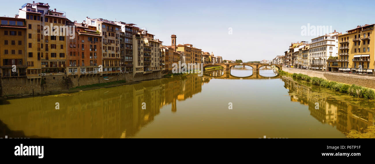 Sul fiume Arno a Firenze (Firenze) in Italia vista dal Ponte del Veccio Foto Stock