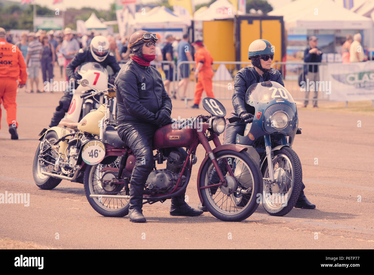L uomo e la donna in sella moto d'epoca al volano festival. Bicester Heritage Centre. Oxfordshire, Inghilterra. Vintage filtro applicato Foto Stock