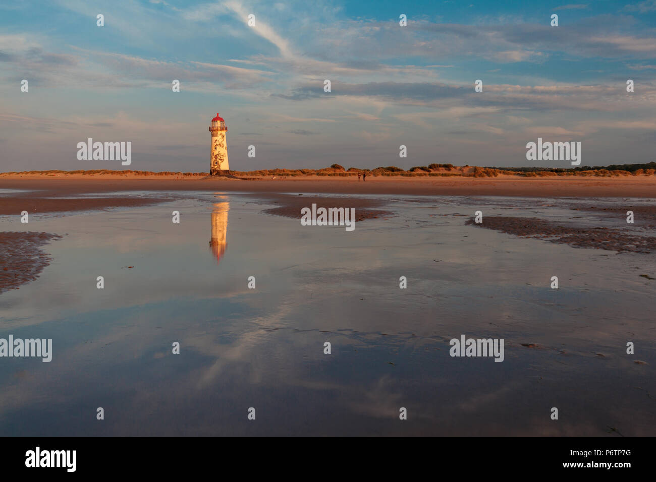 Luce della sera presso il punto di Ayr () Talacre Lighthouse, sulla costa settentrionale del Galles Foto Stock