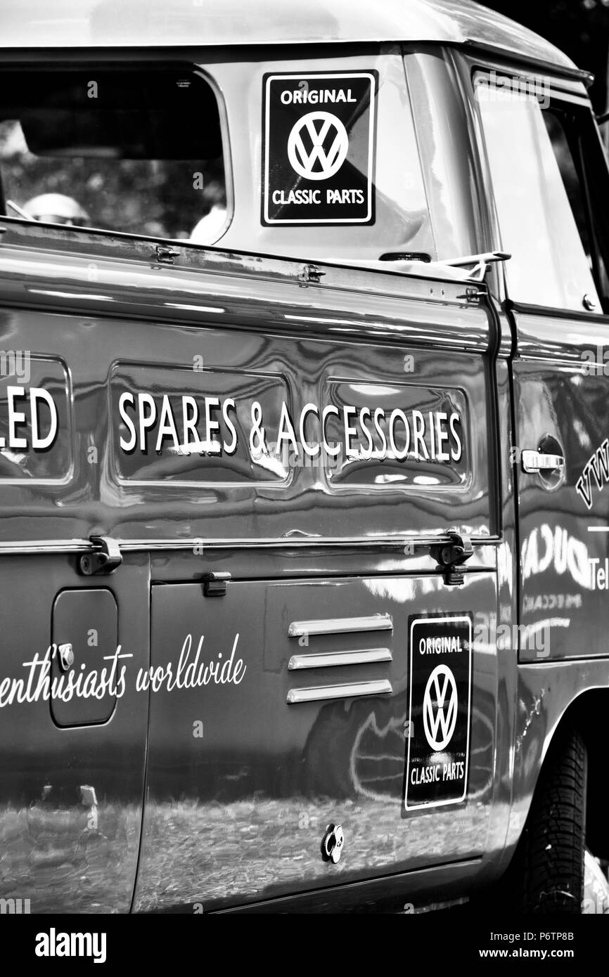 VW Volkswagen camper van cabina singola pick up a VW mostra. Stoner Park, Oxfordshire, Inghilterra. In bianco e nero Foto Stock