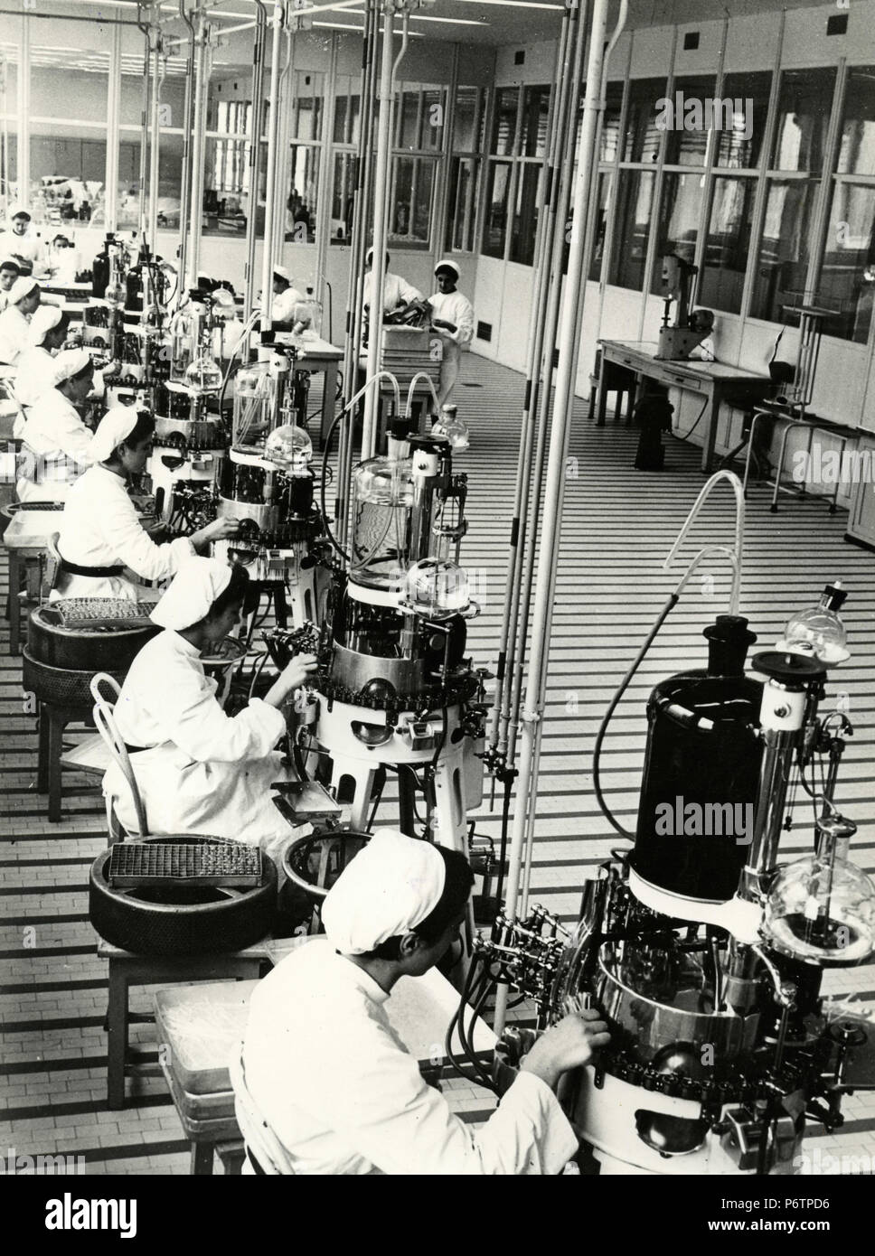 Le donne che lavorano in fabbrica farmaceutical Farmitalia, Milano, Italia 1970 Foto Stock