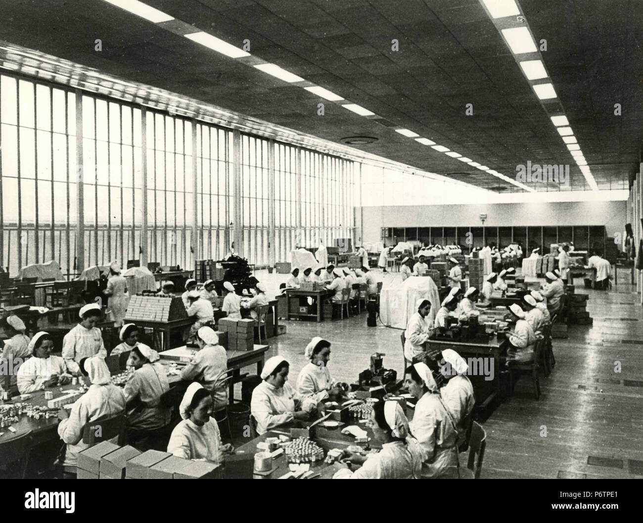 Le donne che lavorano in fabbrica farmaceutical Farmitalia, Milano, Italia 1971 Foto Stock