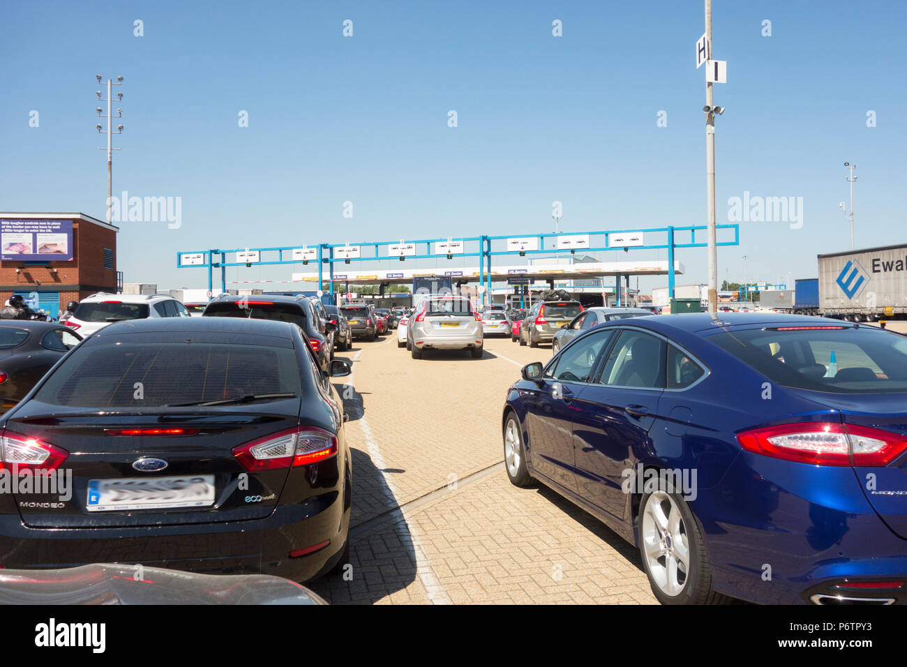Inglese / British il controllo di frontiera a Portsmouth porto per traghetti terminale / Regno Unito Foto Stock