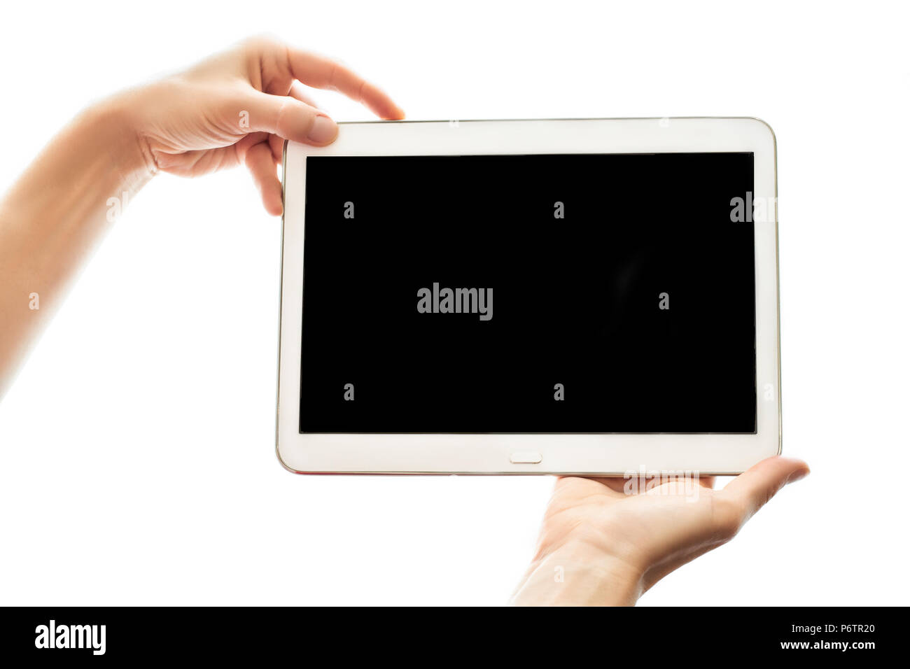 Mani femminili azienda tablet con schermo nero isolato su sfondo bianco. Moderno mobile device dispositivo vicino. Mock up concept Foto Stock