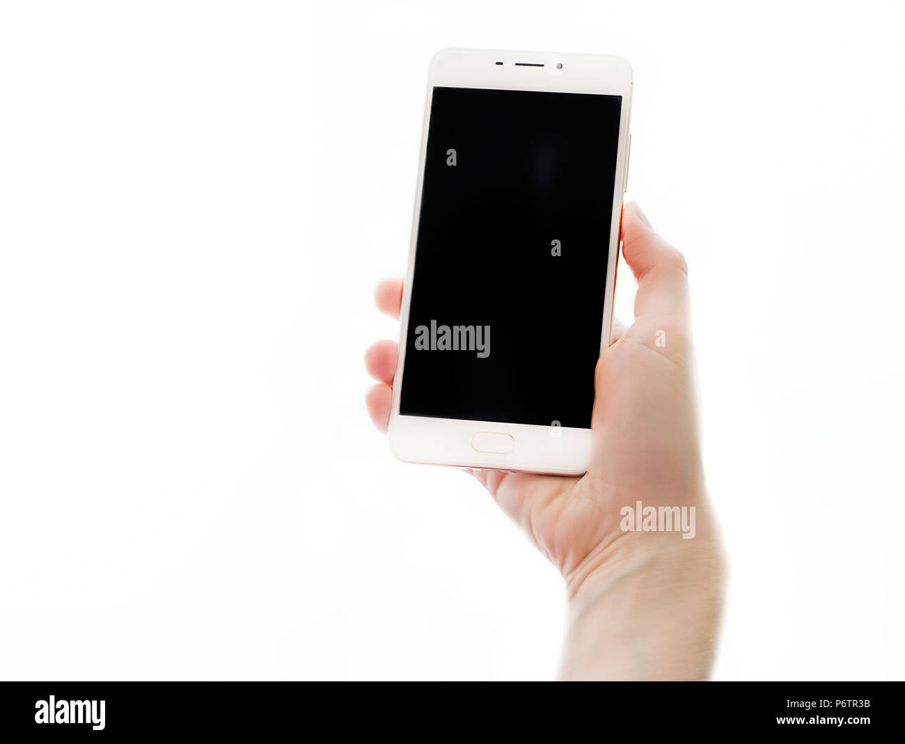 Mani femminili holding smartphone con schermo nero isolato su sfondo bianco. Il dispositivo mobile vicino. Mock up concept Foto Stock