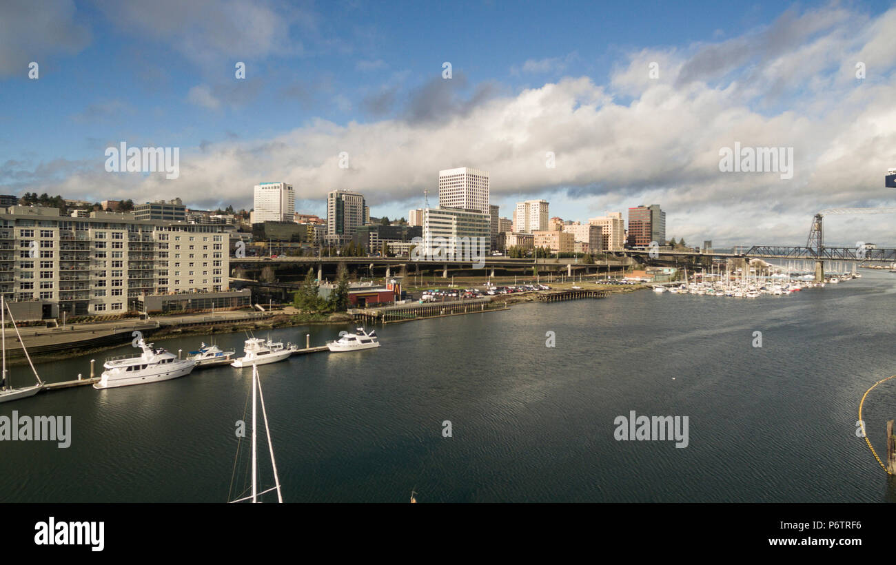 I cieli blu sulla baia di inizio di Tacoma Washington Foto Stock