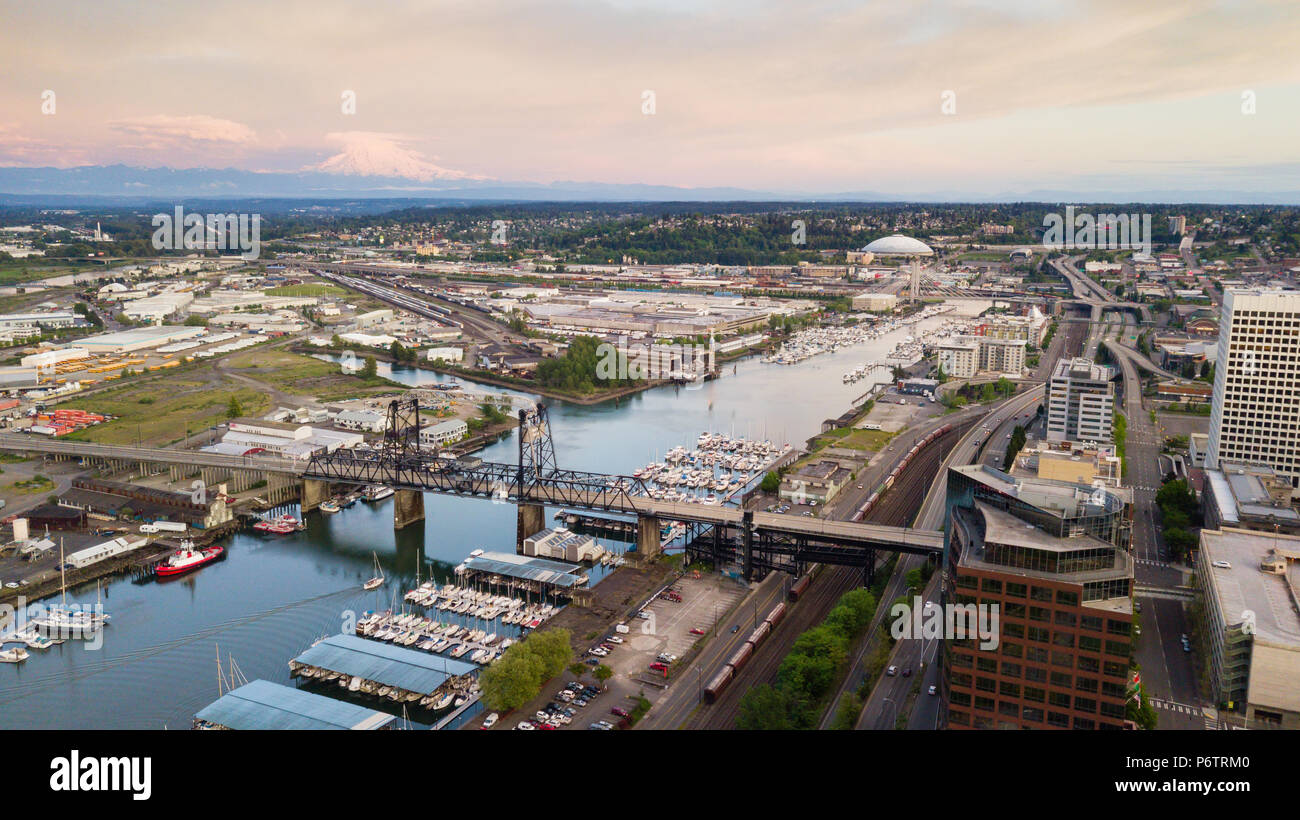 Mt Rainier sorge in background al di sopra della marea appartamenti e il porto di Tacoma Foto Stock
