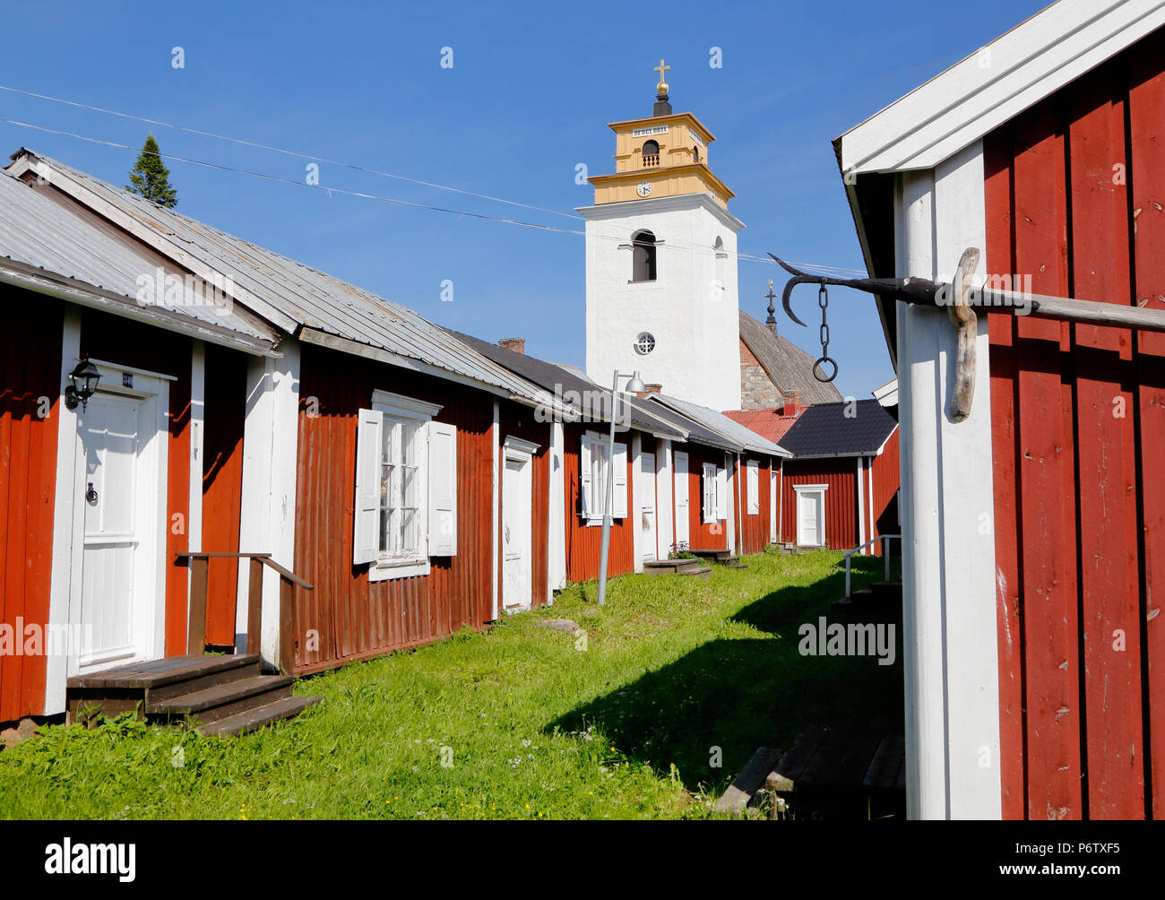 Le righe con capanne rosso nella chiesa di Gammelstad città situata vicino la città svedese di Lulea. Foto Stock