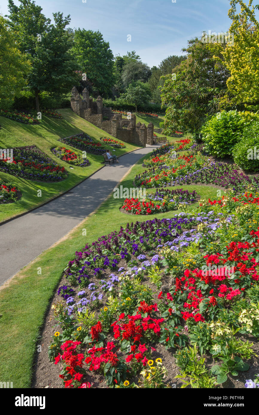 Parco del castello nella città di Guildford, Surrey, Regno Unito su una soleggiata giornata estiva, con bellissimi giardini colorati e fiori Foto Stock