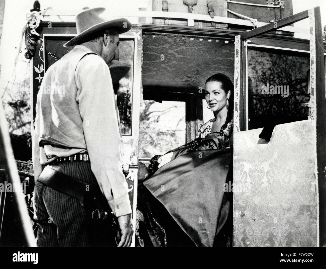 Filmato non identificato dagli anni settanta una donna in un carro occidentale Foto Stock