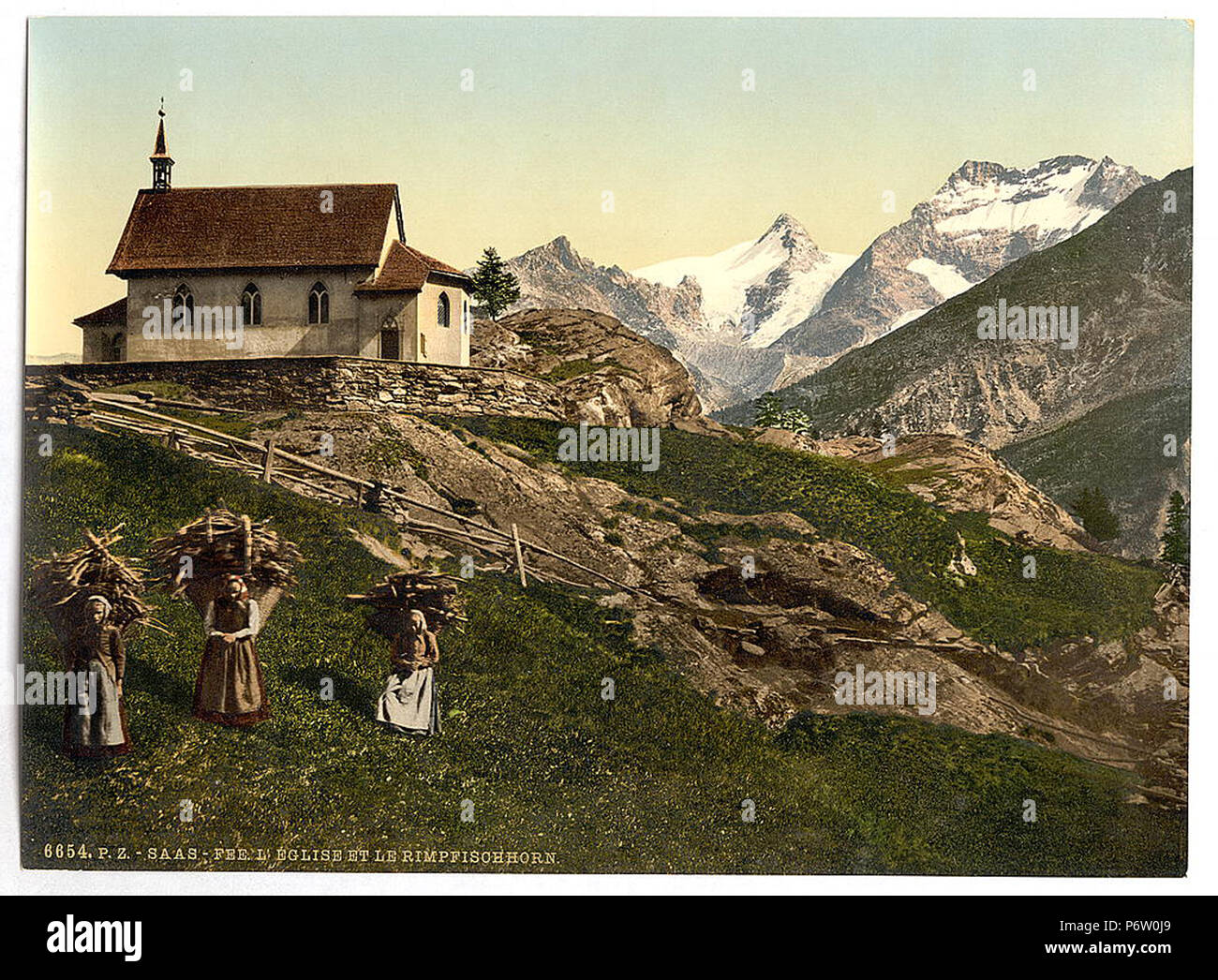 Foto d'epoca di contadini che lavora davanti ad una vecchia cappella edificio situato sulla cima di una collina in una regione montagnosa Foto Stock