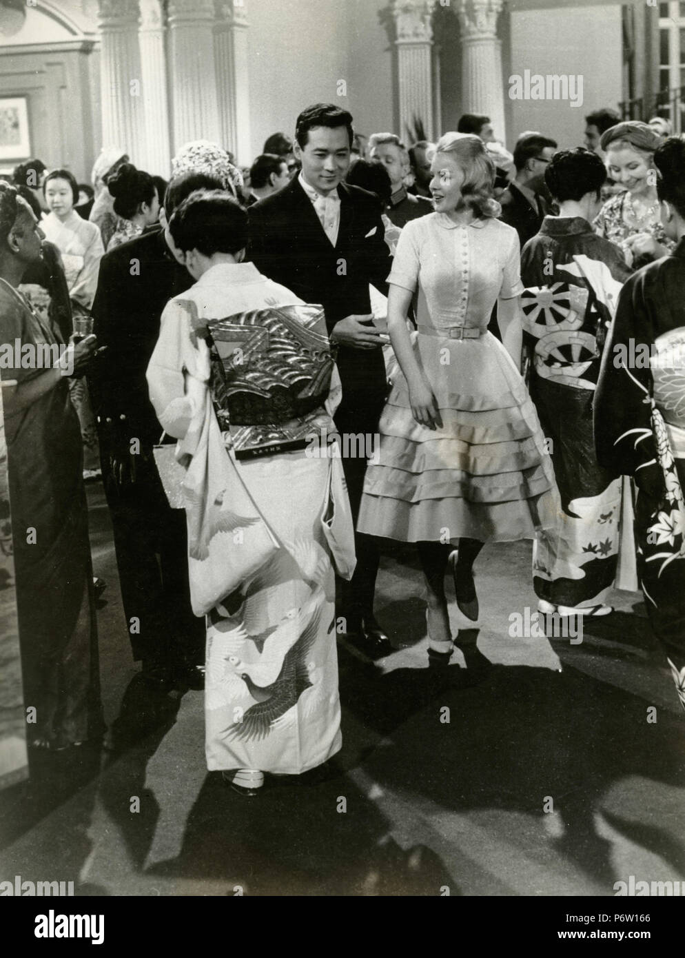 Attori James Shigeta e Carroll Baker nel film ponte verso il sole, 1961 Foto Stock