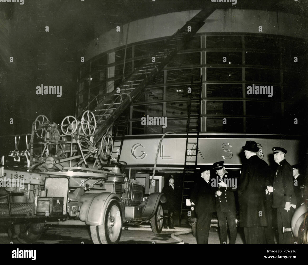 Il sindaco di New York Fiorello la Guardia al centro di vetro dopo l'incendio, NY, STATI UNITI D'AMERICA 1939 Foto Stock