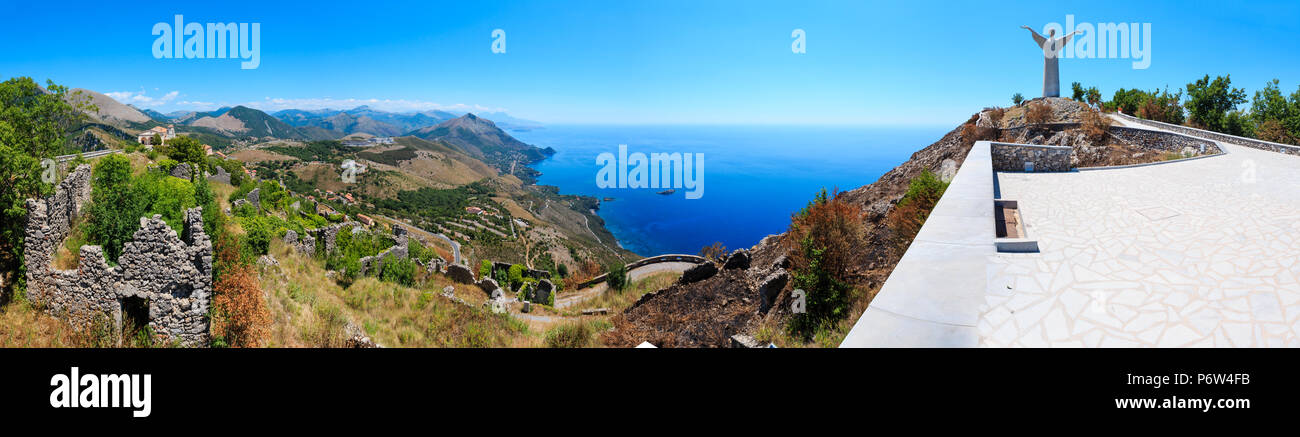 MARATEA, Italia - 20 giugno 2017: Il San Biagio montagna con la statua del Cristo Redentore (Cristo Redentore) sul Mar Tirreno costa vicino a Maratea Foto Stock