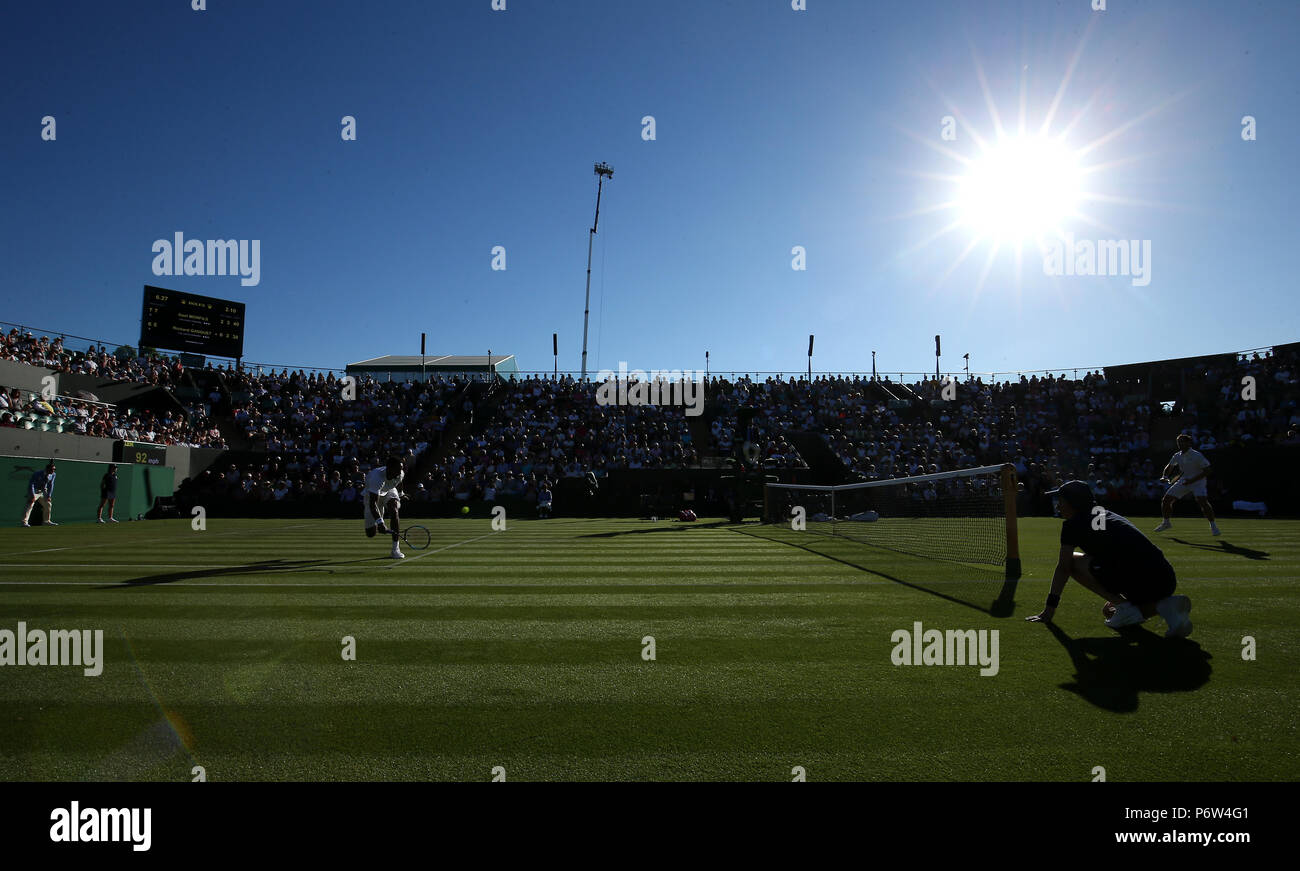 Una visione generale dell'azione della partita tra Gael Monfils e Richard Gasquet il primo giorno dei Campionati di Wimbledon all'All England Lawn Tennis and Croquet Club di Wimbledon. PREMERE ASSOCIAZIONE foto. Data immagine: Lunedì 2 luglio 2018. Vedi PA storia TENNIS Wimbledon. Il credito fotografico dovrebbe essere: Jonathan Brady/PA Wire. Foto Stock