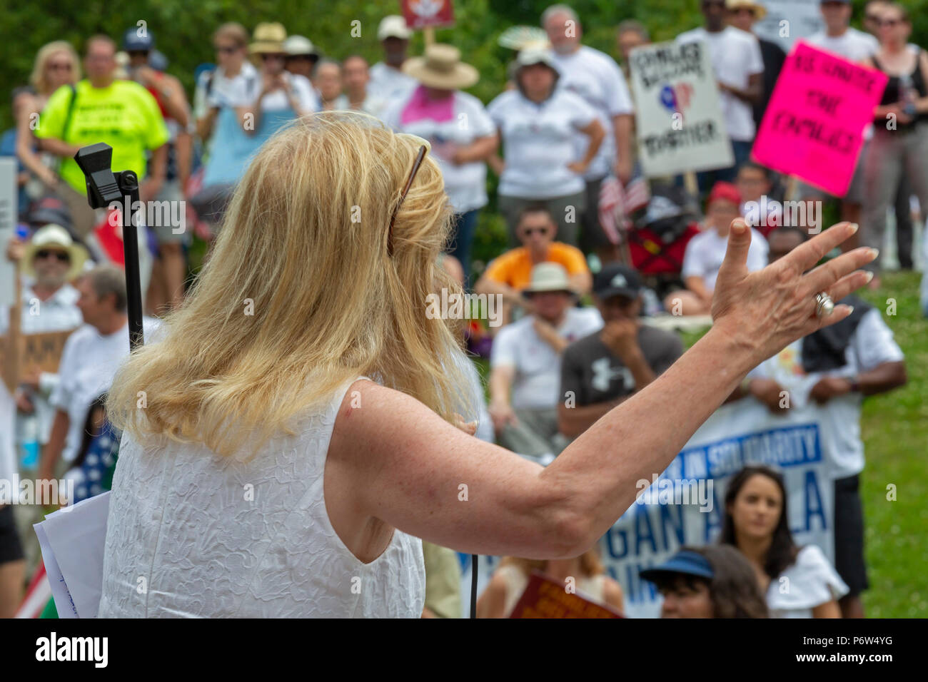 Detroit, Michigan - Congressista Debbie Dingell (D-Mich) parla di un rally in contrasto con la Trump dell'amministrazione politica di separare i figli piccoli f Foto Stock