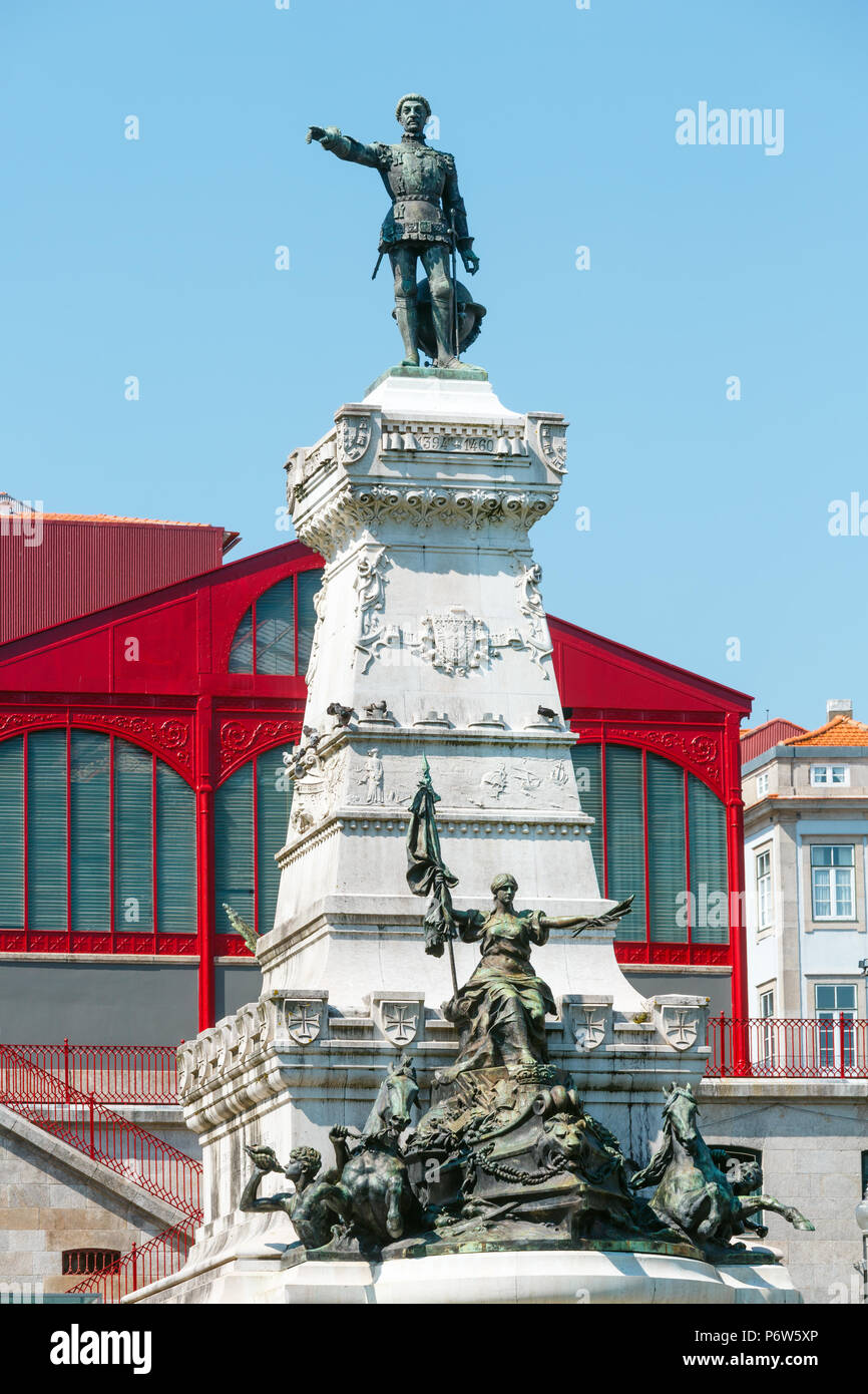 Porto, Portogallo - 15 Maggio 2016: Statua del Principe Enrico il Navigatore a. Foto Stock